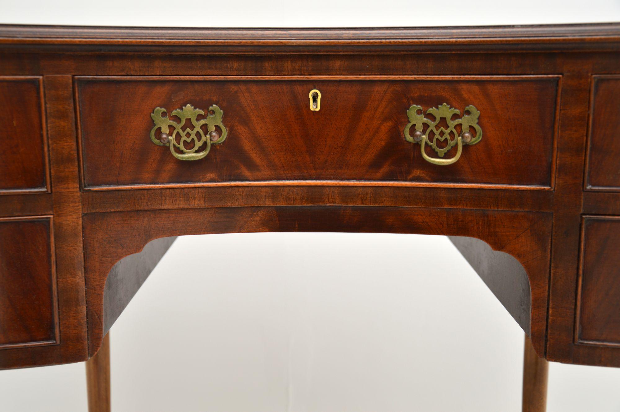 Antique Queen Anne Style Mahogany Kidney Desk / Dressing Table In Good Condition In London, GB