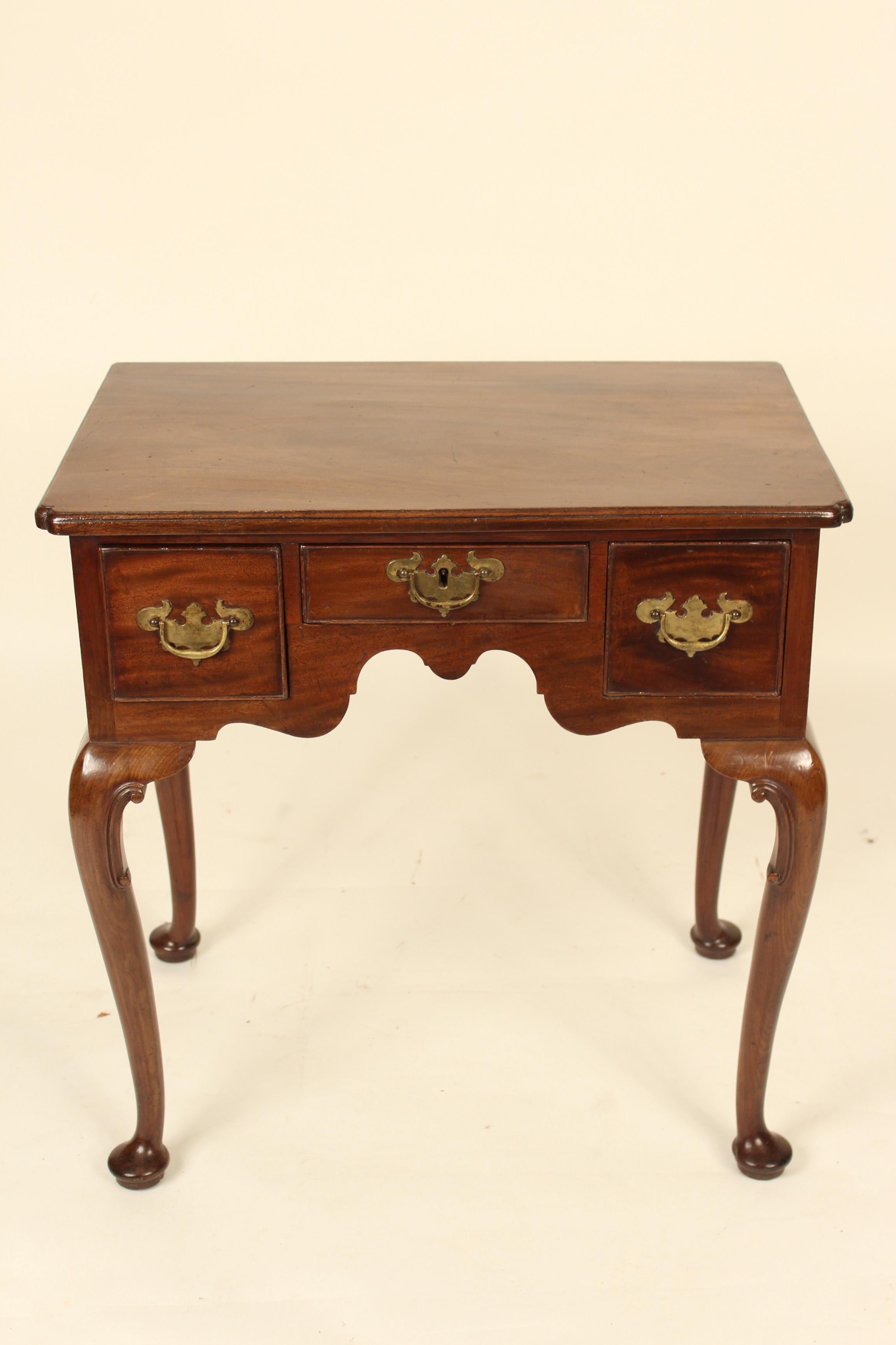 Nice quality Queen Anne style mahogany lowboy, early 19th century.