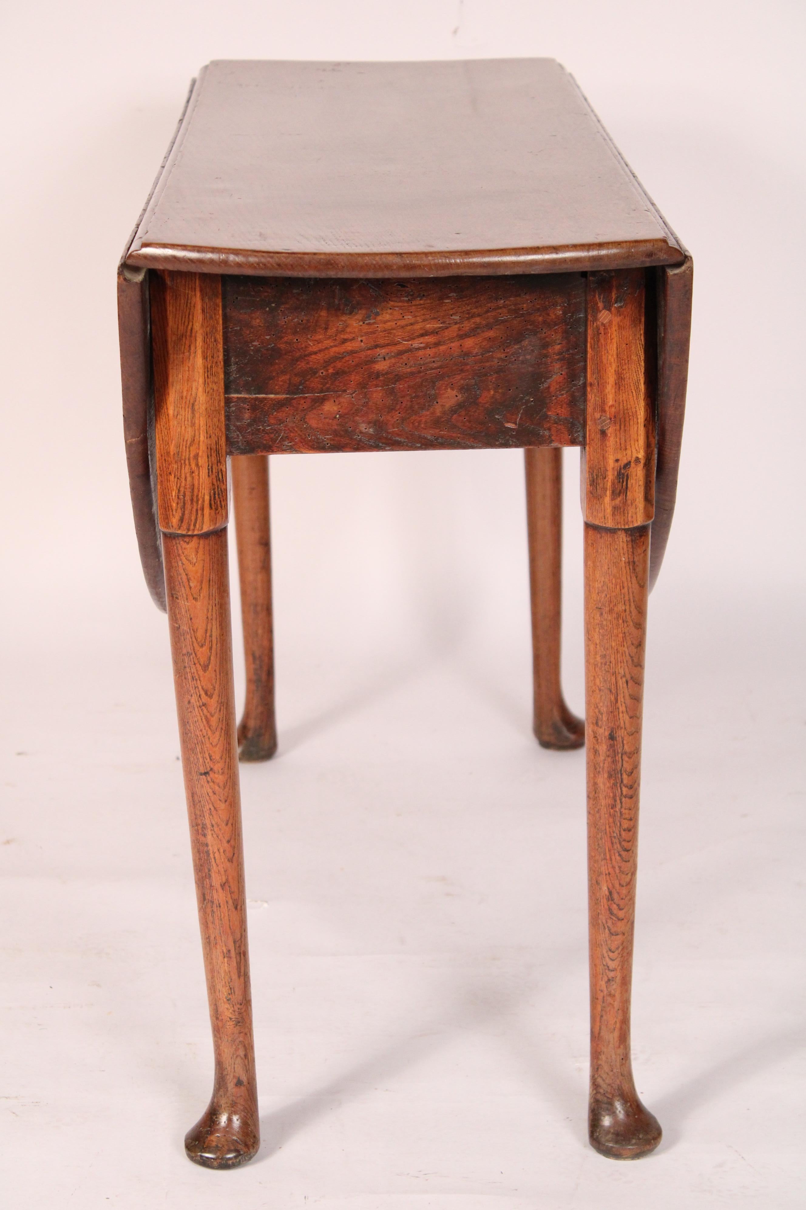 Antiker Queen Anne Stil Eiche Drop Leaf Tisch im Zustand „Gut“ im Angebot in Laguna Beach, CA