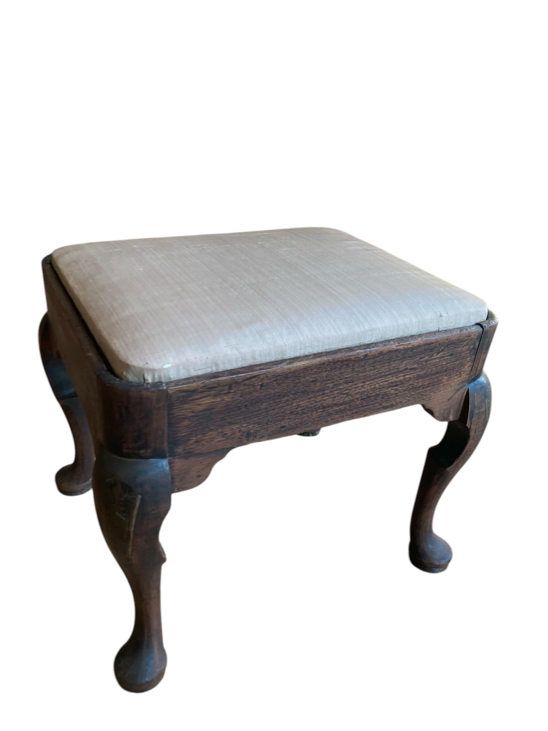 Antiguo escabel de roble estilo Queen Anne. en Bueno estado para la venta en Bishop's Stortford, GB