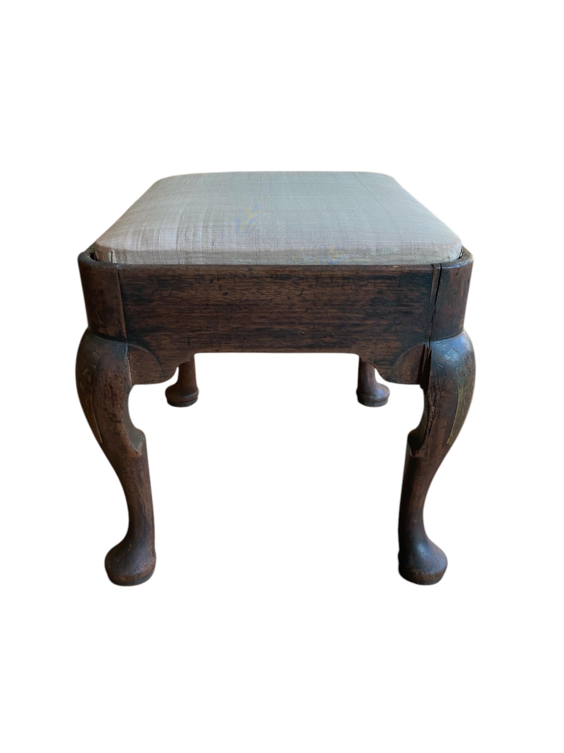 Antiguo escabel de roble estilo Queen Anne. siglo XX en venta