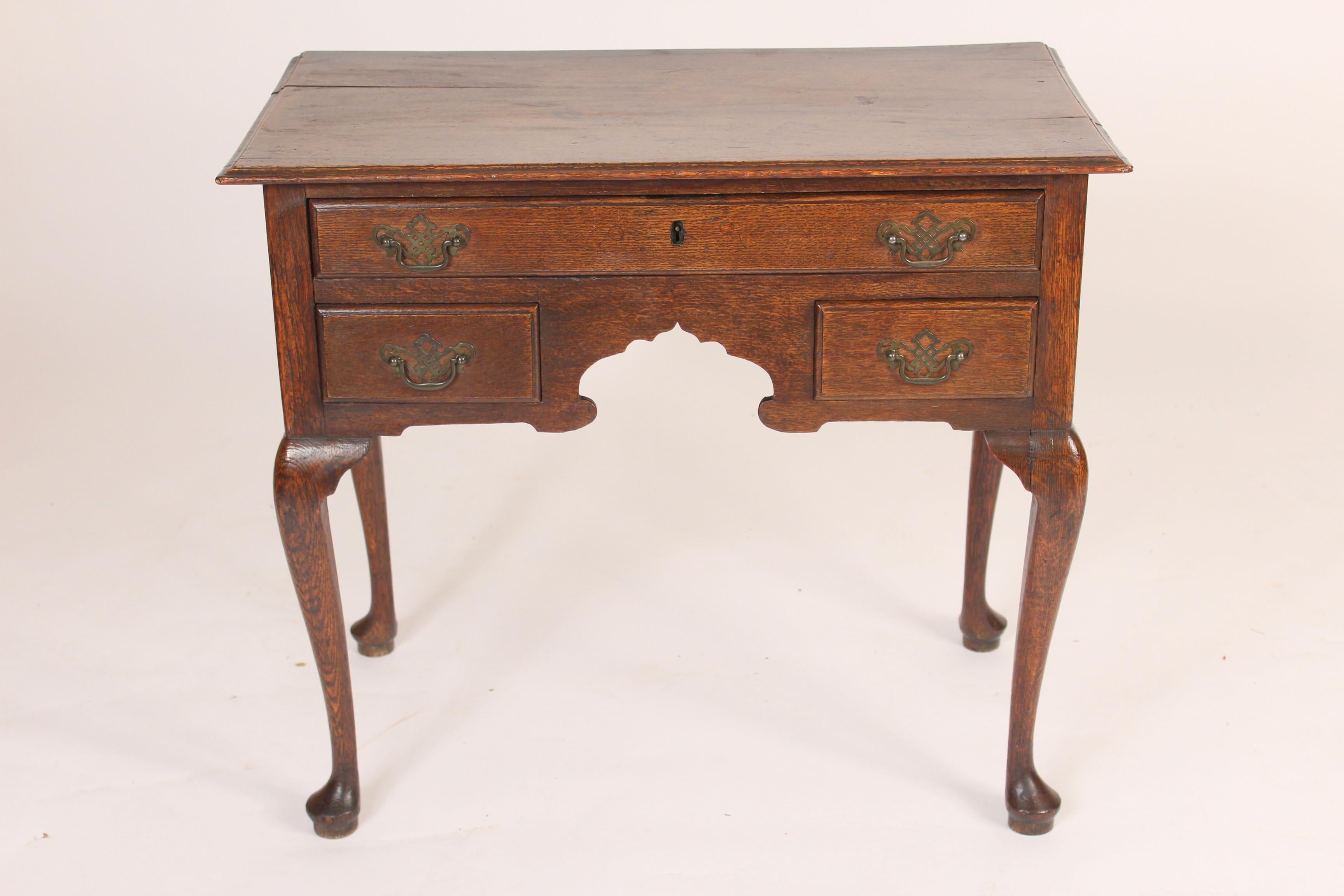 Antique Queen Anne style oak lowboy, 18th century. With cabriole legs ending in pad feet and nice old color.
