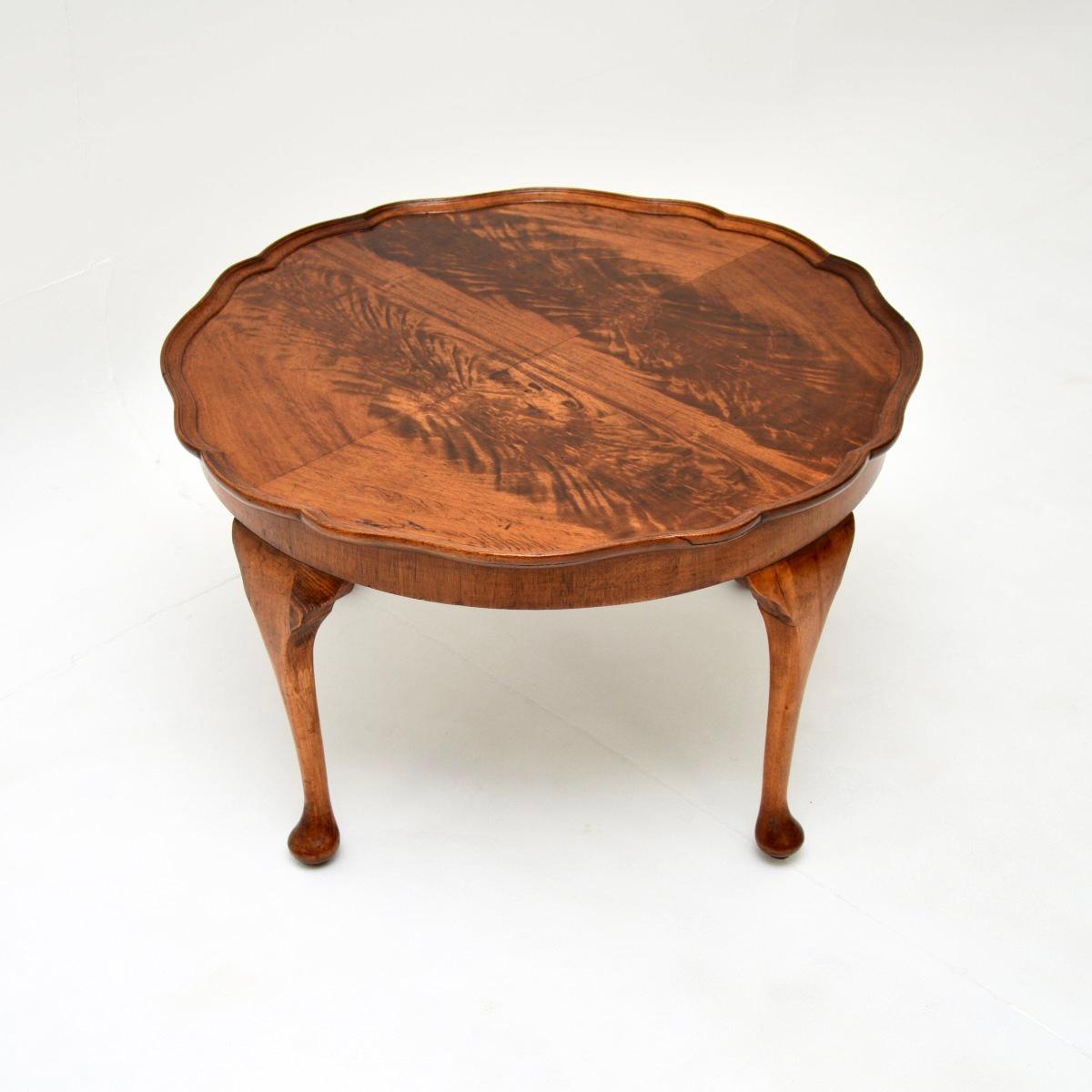 Une très belle table basse ancienne de style Queen Anne à croûte de tarte. Il a été fabriqué en Angleterre, il date des années 1930 environ.

Il est de belle taille et de très bonne qualité. Le plateau circulaire présente de magnifiques motifs de