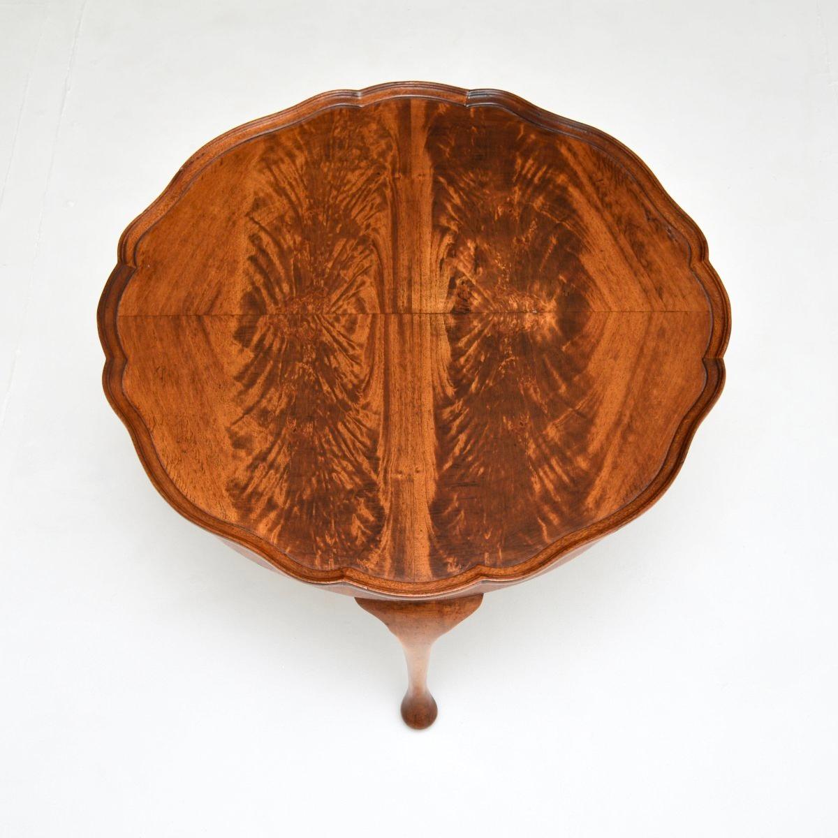 Britannique Table basse ancienne à croûte de tarte de style Queen Anne en vente
