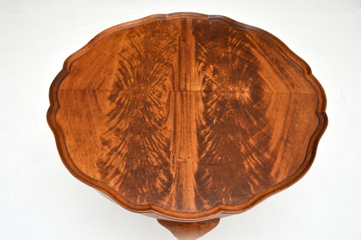 Table basse ancienne à croûte de tarte de style Queen Anne Bon état - En vente à London, GB