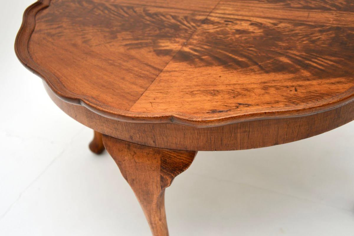 Milieu du XXe siècle Table basse ancienne à croûte de tarte de style Queen Anne en vente