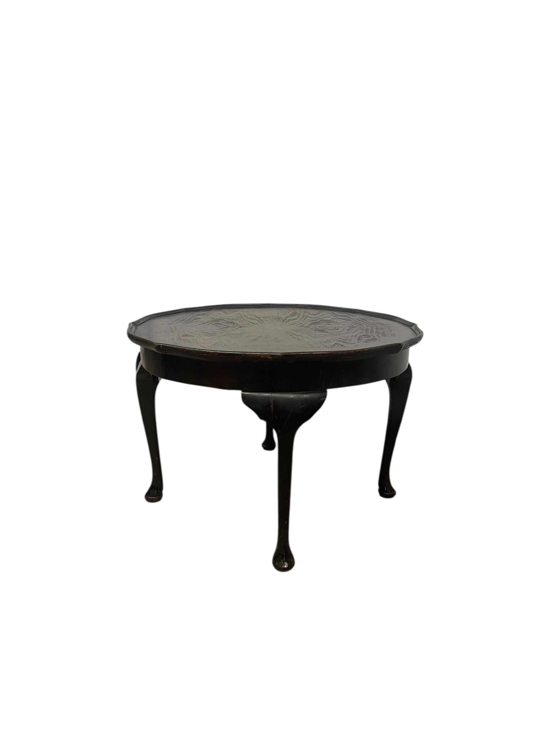 Mid-Century moderno Antico tavolo basso rotondo in stile Queen Anne con bordo smerlato (a) Gallery in vendita