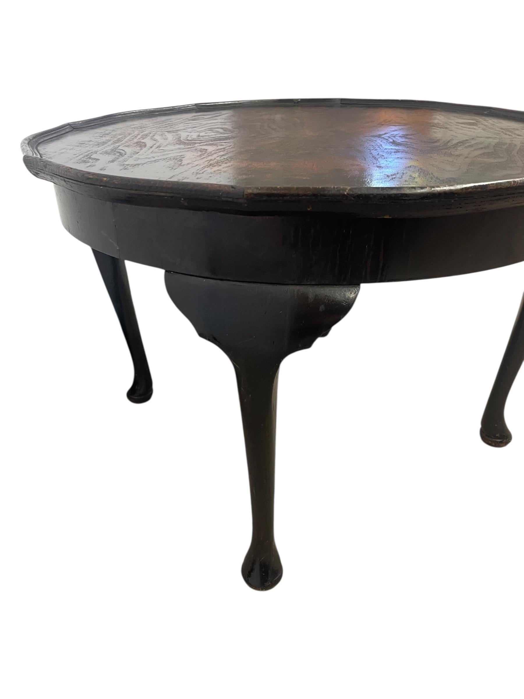 Legno Antico tavolo basso rotondo in stile Queen Anne con bordo smerlato (a) Gallery in vendita