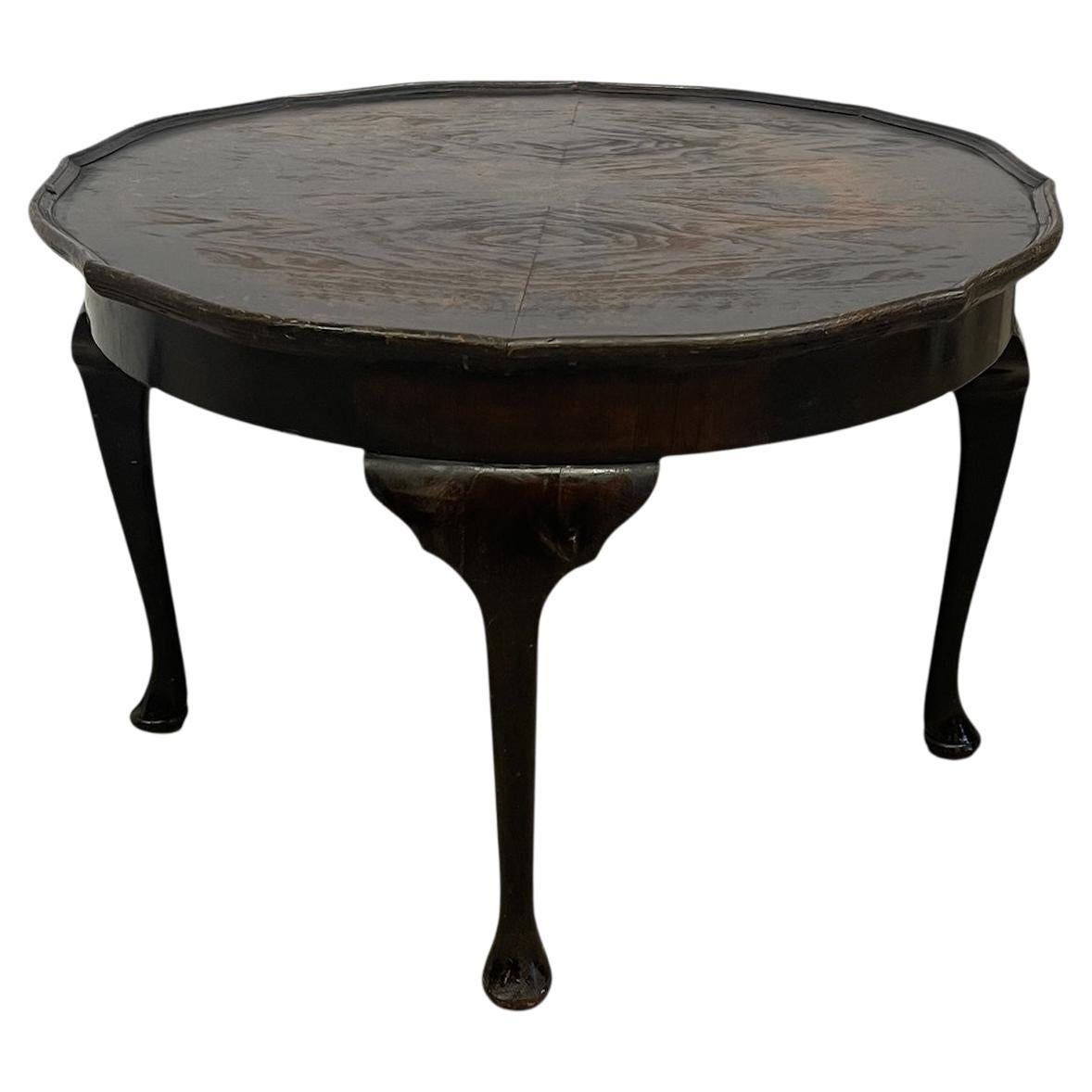 Antico tavolo basso rotondo in stile Queen Anne con bordo smerlato (a) Gallery in vendita