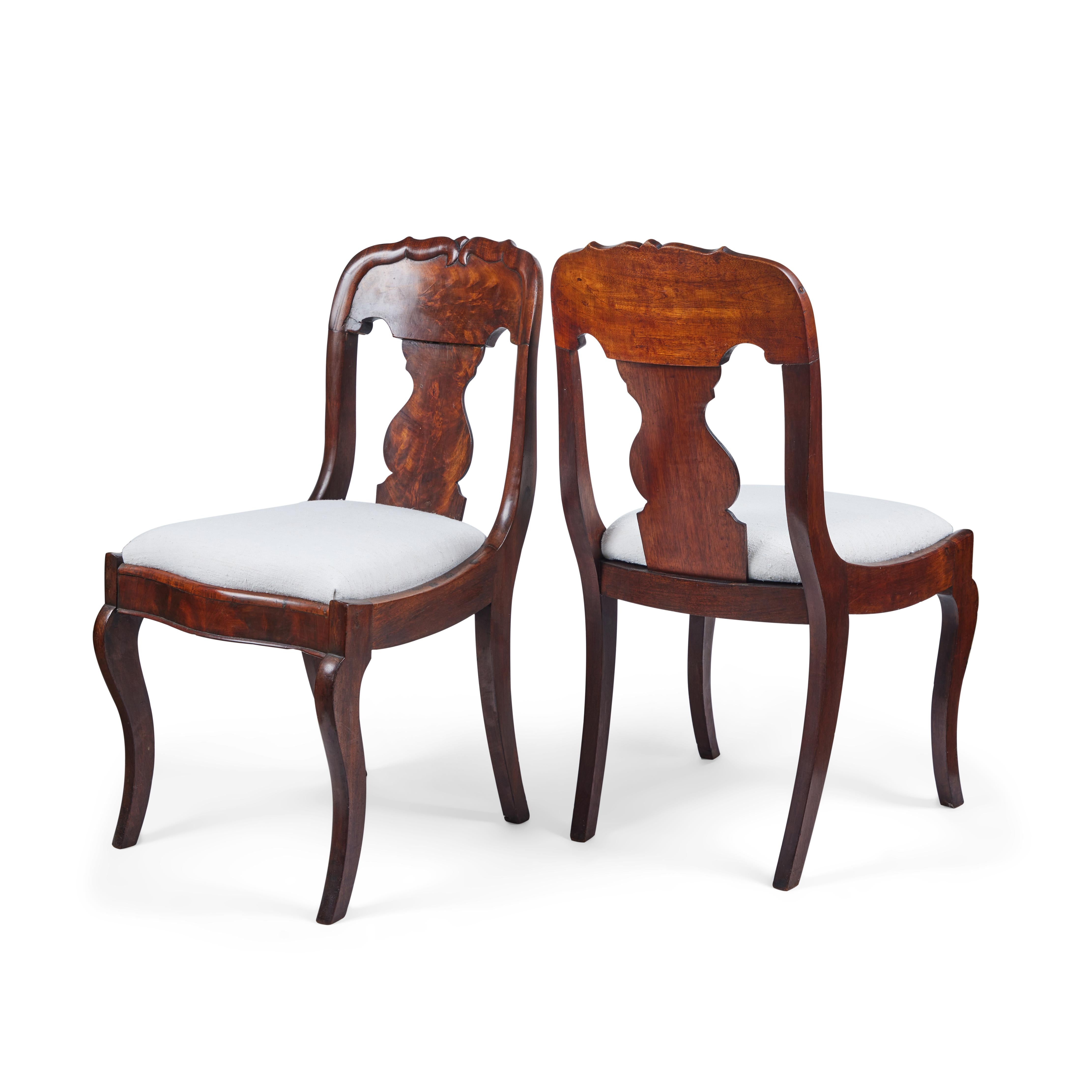 Hier ist ein schönes Paar eleganter antiker Stühle im Queen Anne-Stil aus Walnuss-Maserholz. Sie sind zierlich, haben anmutige Cabriole-Beine und sind mit einem handgesponnenen elfenbeinfarbenen Leinen bezogen. Der perfekte Wandakzent oder die