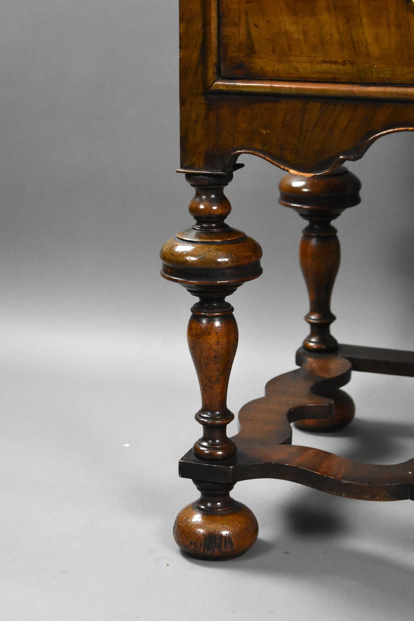 Antiguo armario de nogal estilo Queen Anne sobre peana en venta 4