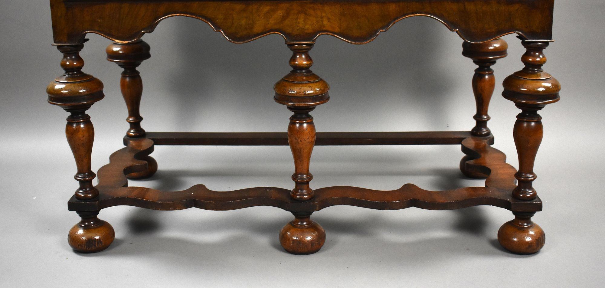 Antiguo armario de nogal estilo Queen Anne sobre peana en venta 5