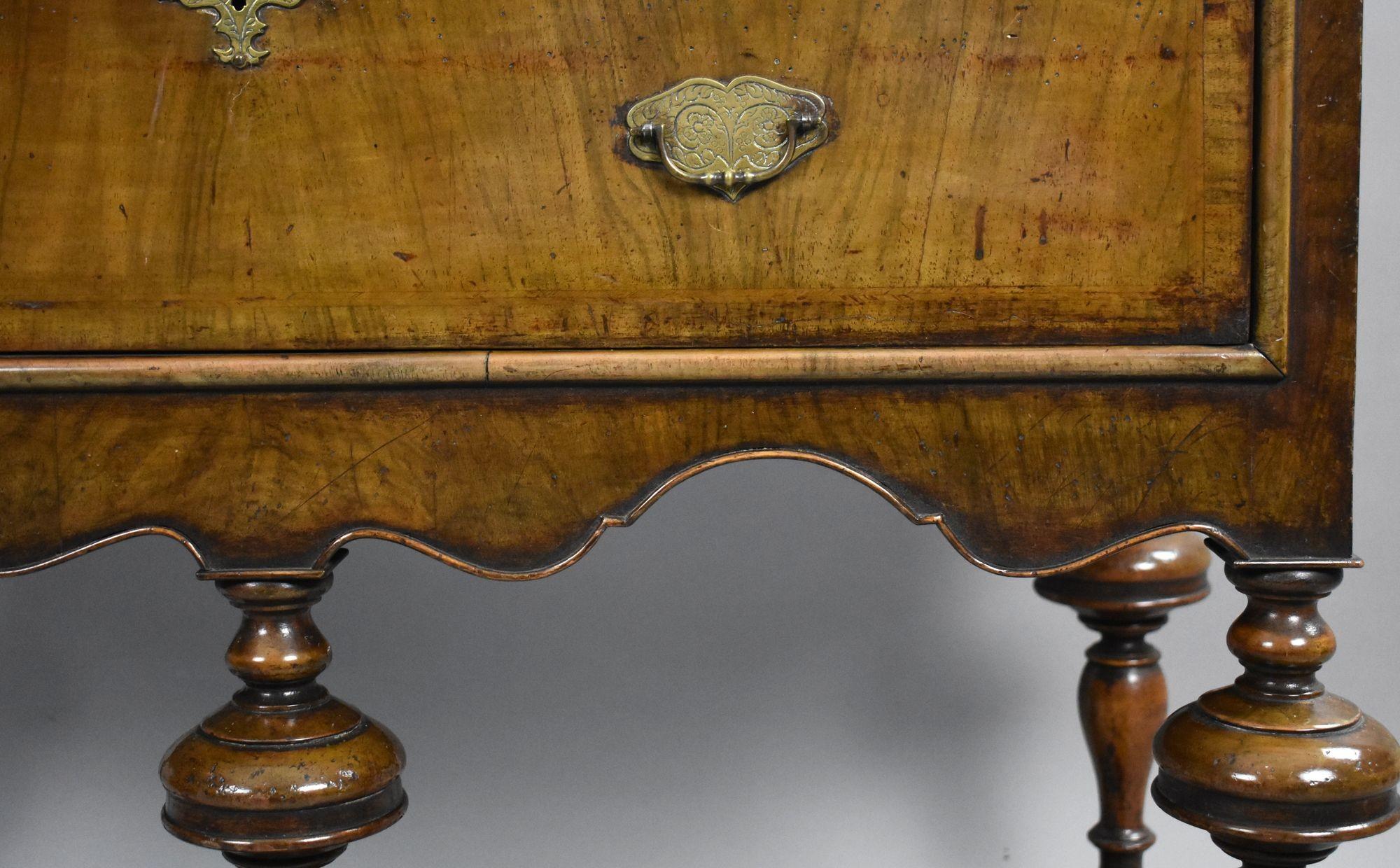 Antiguo armario de nogal estilo Queen Anne sobre peana en venta 7