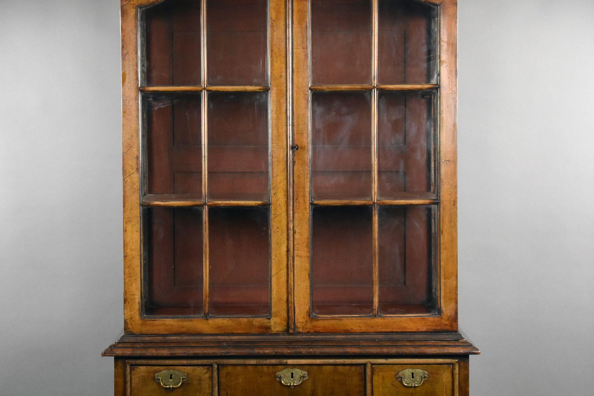 Antiguo armario de nogal estilo Queen Anne sobre peana Inglés en venta