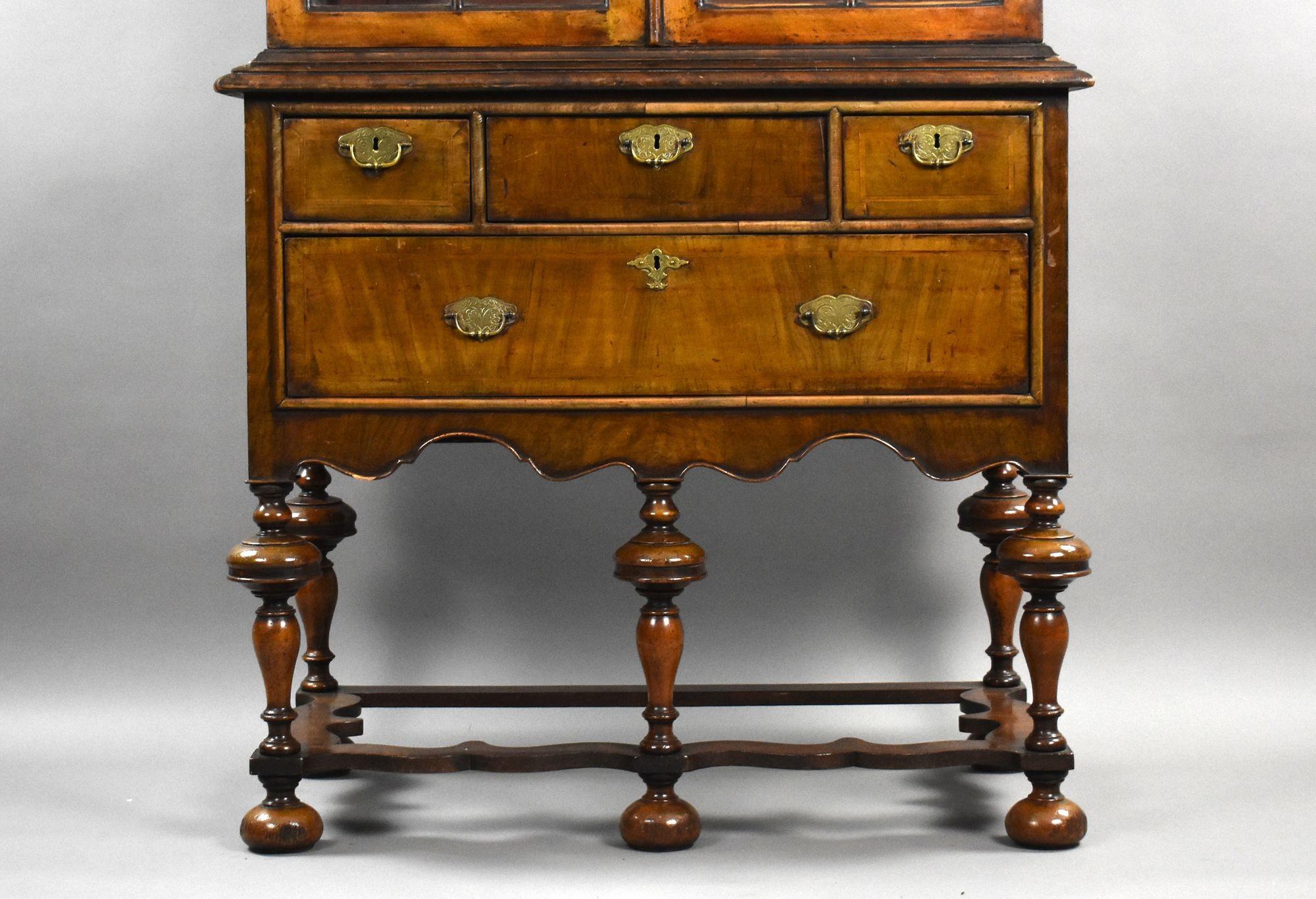 Antiguo armario de nogal estilo Queen Anne sobre peana en Bueno estado para la venta en Chelmsford, Essex