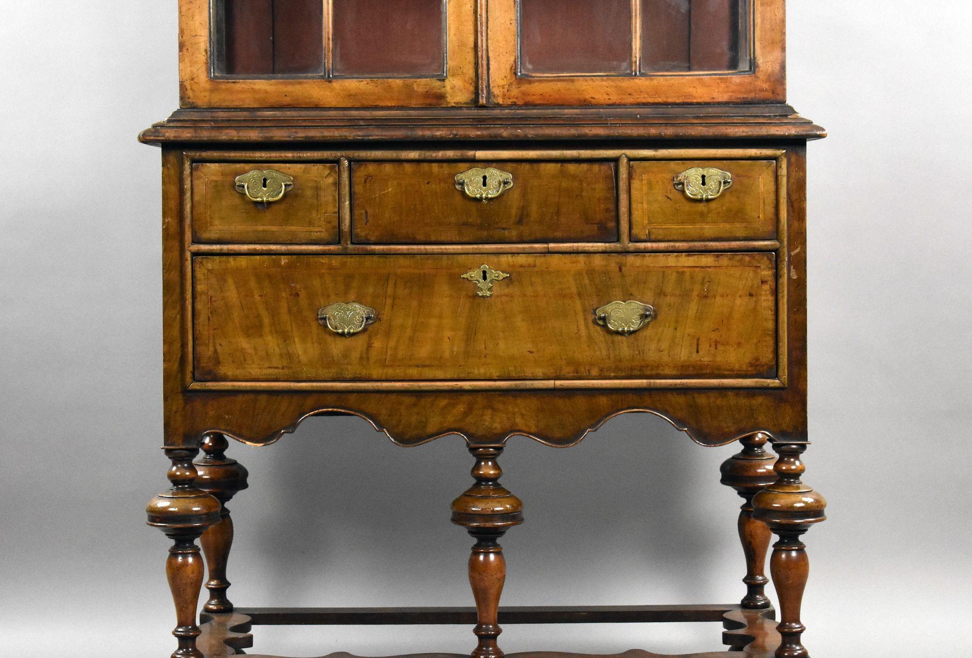 Antiguo armario de nogal estilo Queen Anne sobre peana siglo XX en venta