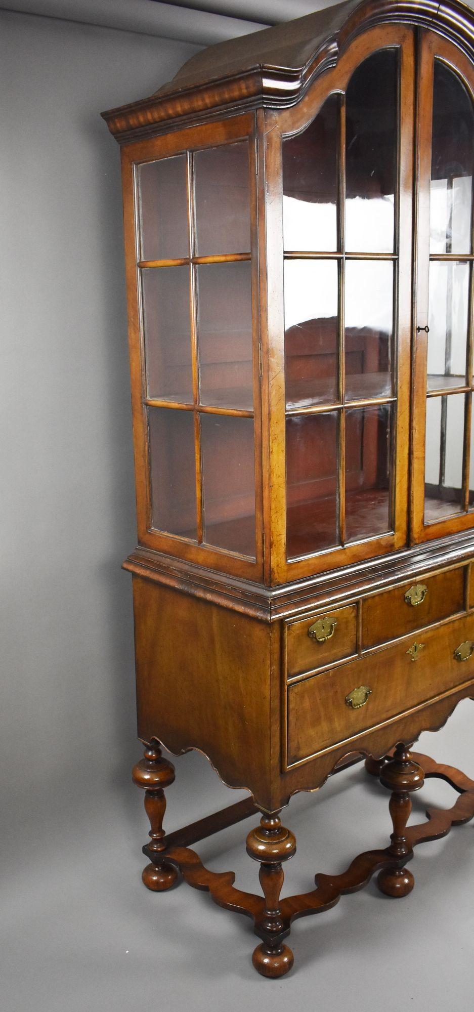 Antiguo armario de nogal estilo Queen Anne sobre peana Nogal en venta