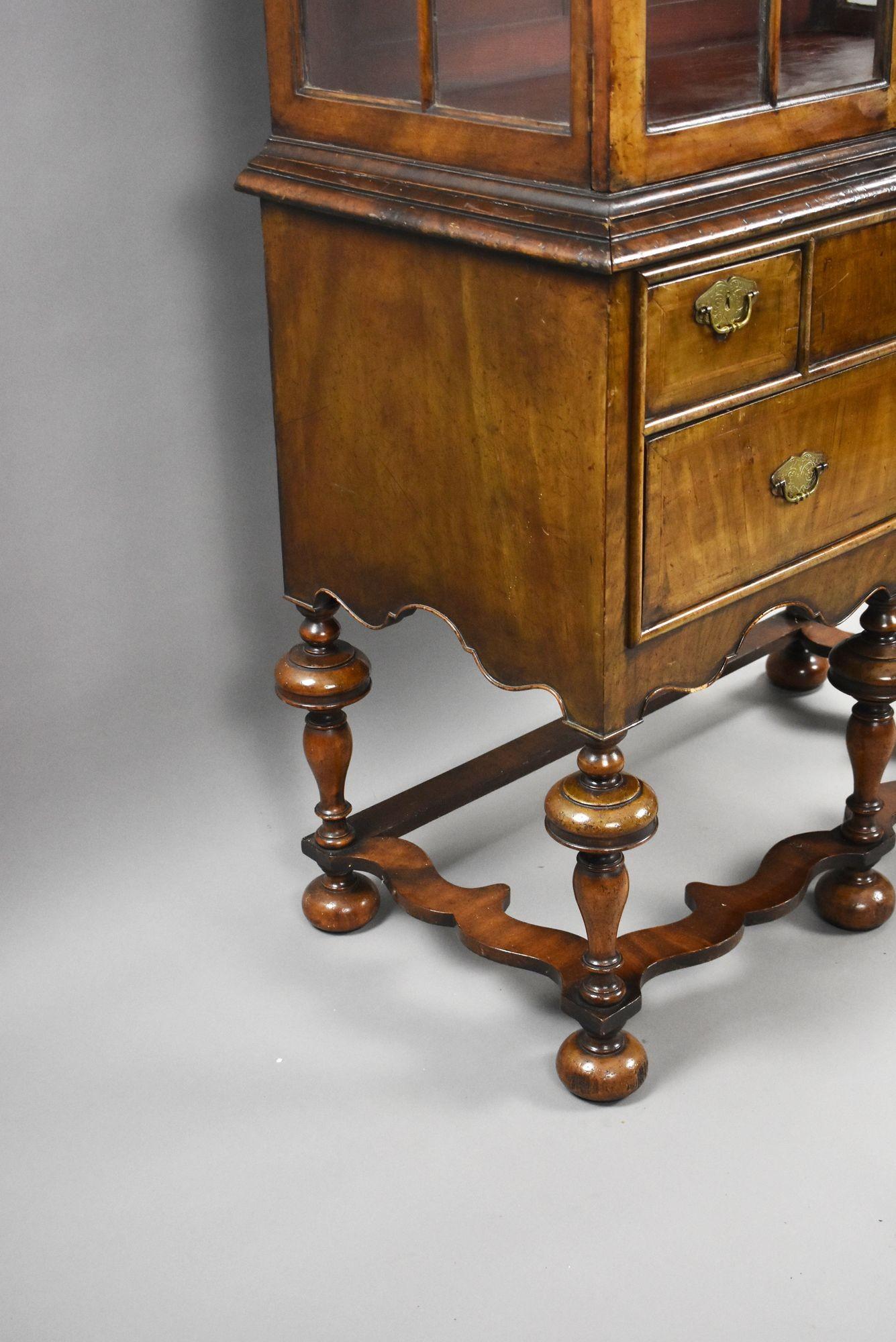 Antiguo armario de nogal estilo Queen Anne sobre peana en venta 1