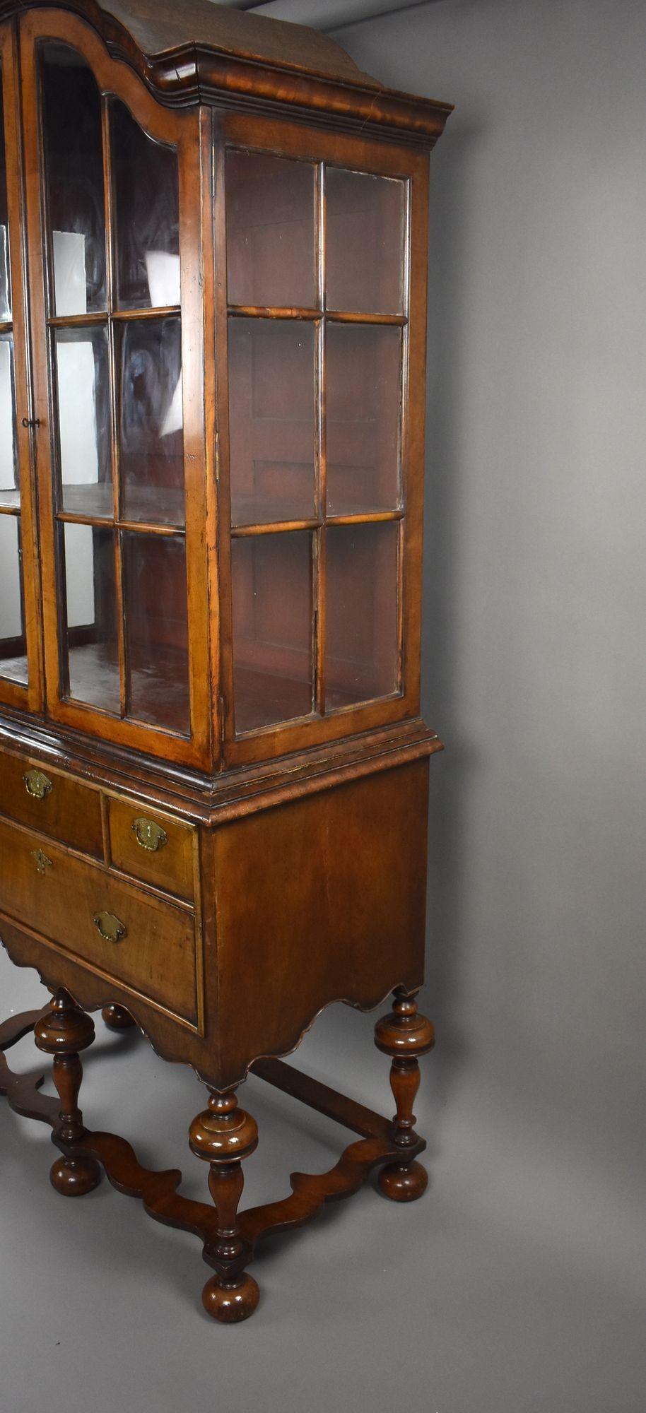 Antiguo armario de nogal estilo Queen Anne sobre peana en venta 2