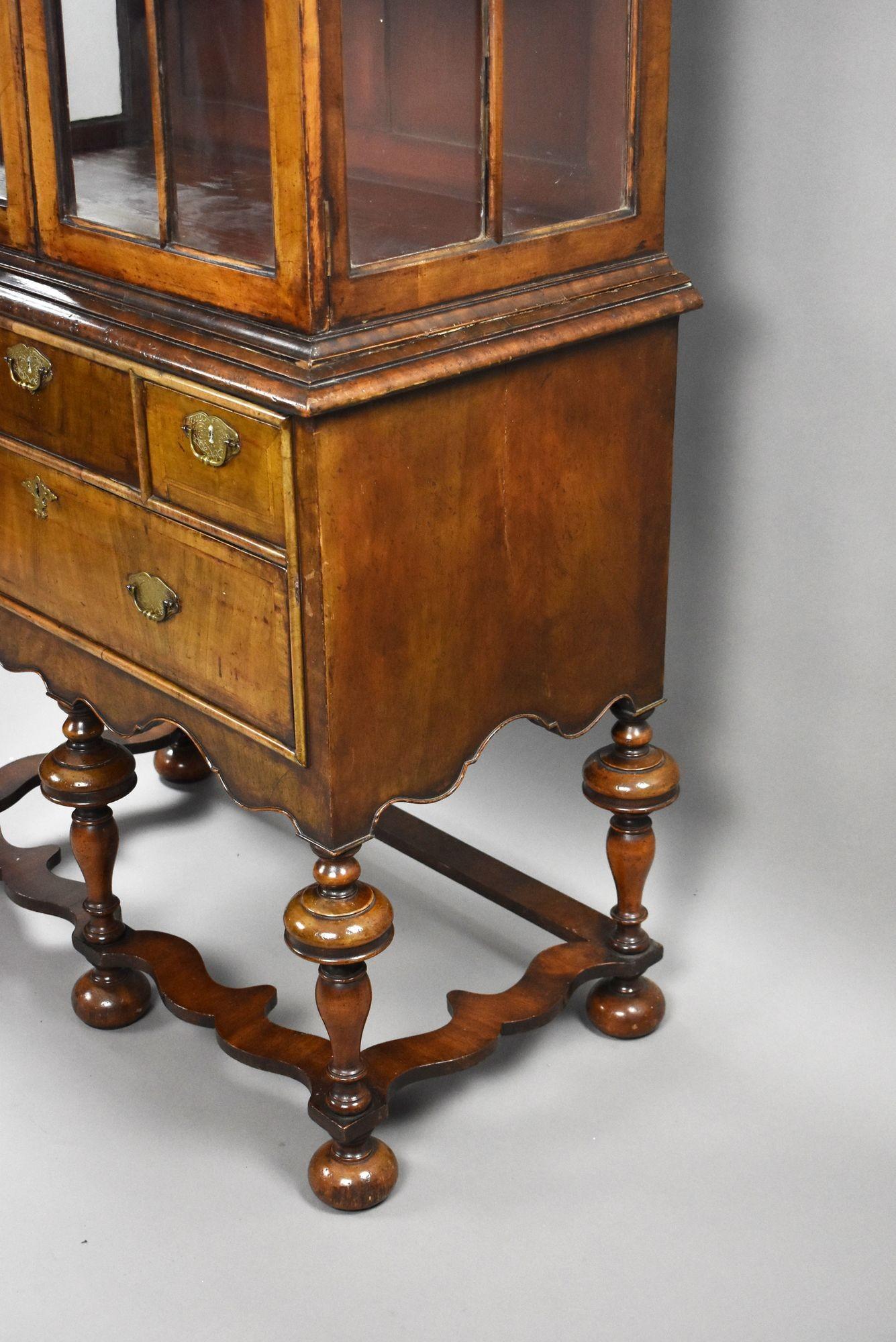 Antiguo armario de nogal estilo Queen Anne sobre peana en venta 3