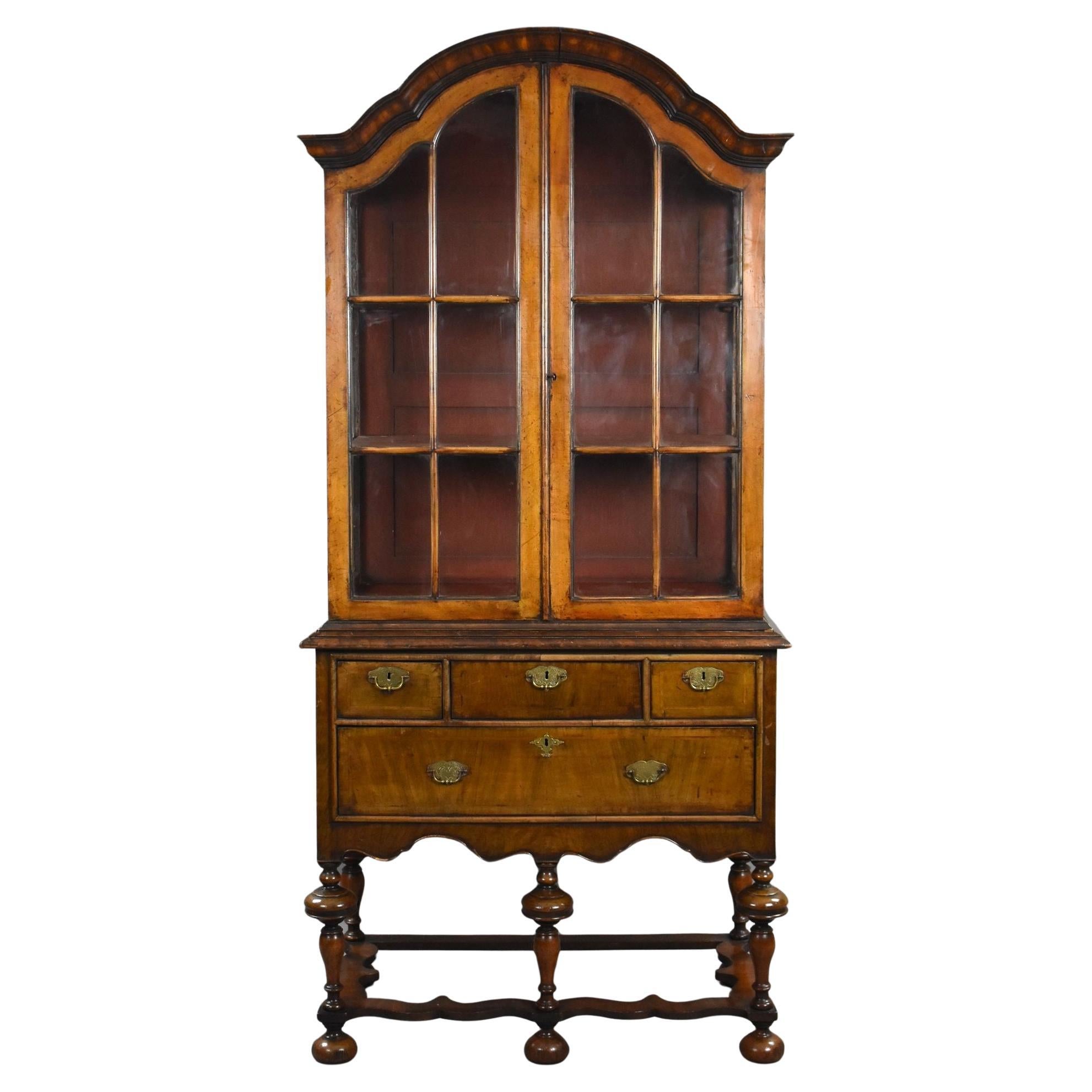 Cabinet ancien en noyer sur pied de style Queen Anne