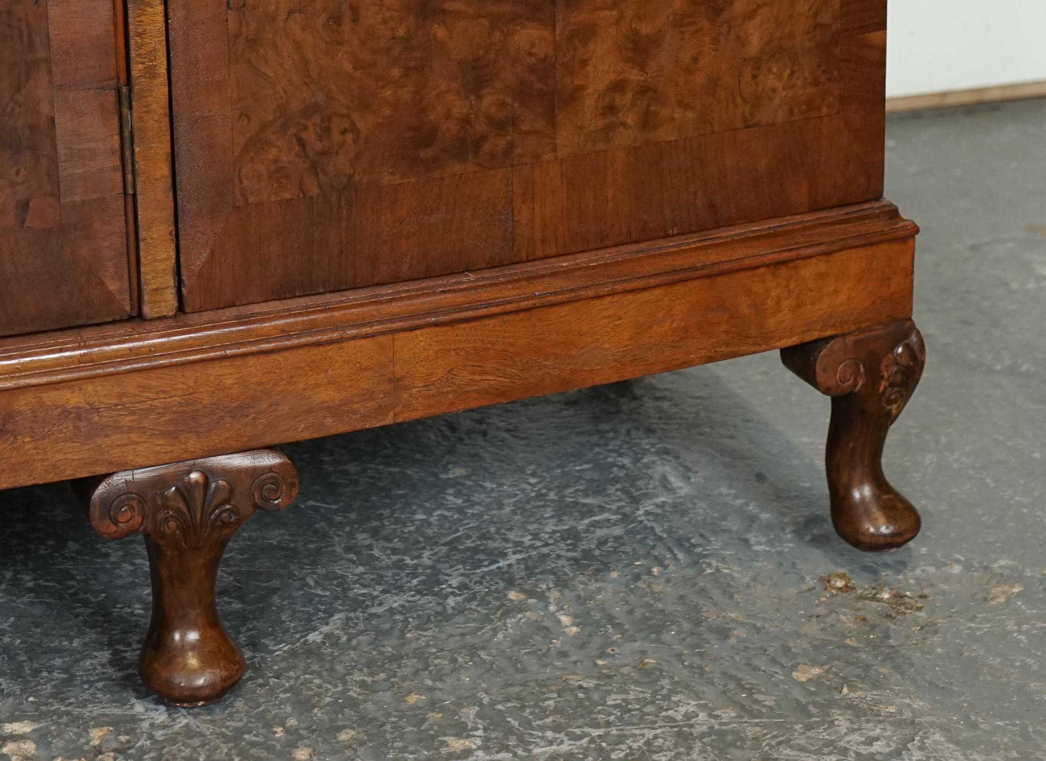 
Nous sommes ravis d'offrir à la vente cette armoire Queen Anne à trois portes en ronce de noyer.

 Une pièce exquise de mobilier antique. Il présente une belle finition en ronce de noyer, qui lui confère un aspect riche et luxueux. L'armoire