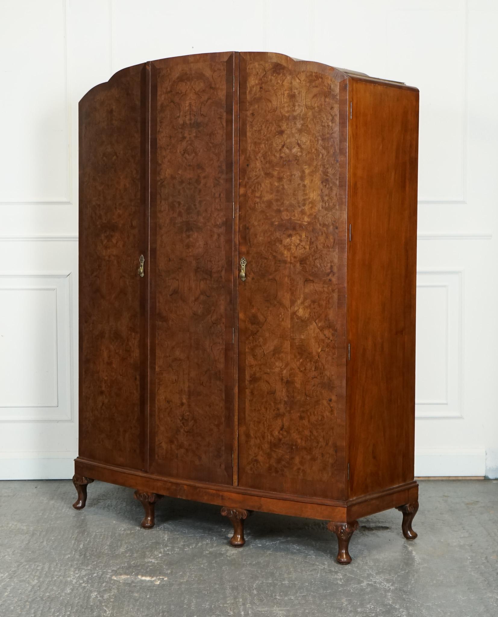 ARMOIRE ANTIQUE QUEEN ANNE DOOR BURR WALNUT WARDROBE WITH DRAWERS INSiDE Bon état à Pulborough, GB
