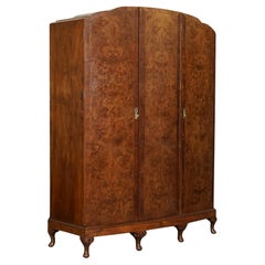 ANTIQUE QUEEN ANNE TRIPLE DOOR BURR WALNUT WARDROBE ARMOIRE MIT DRAWERS INSiDE
