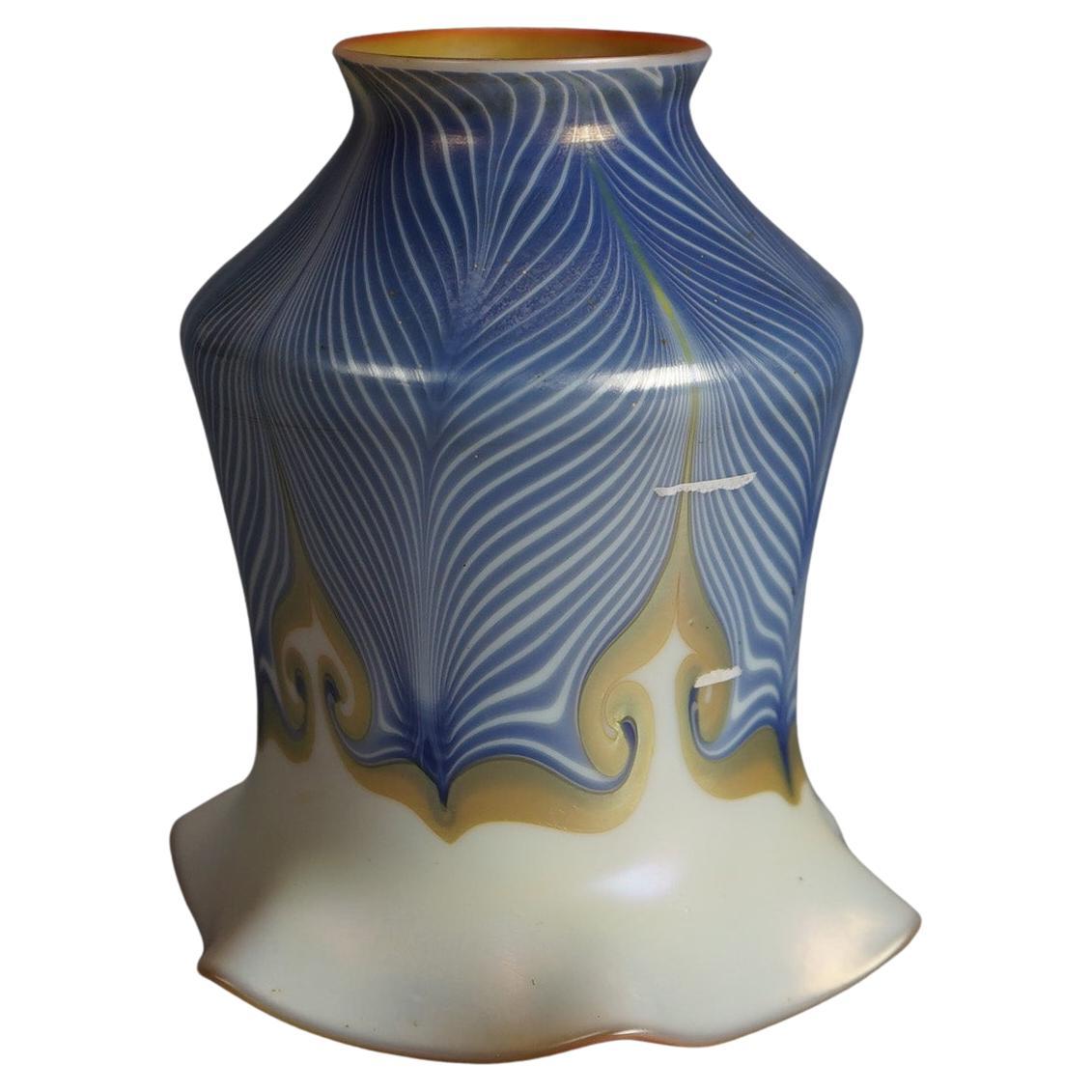 Antike Quezal Schule Kunst Glas Blau & Gold gezogene Feder Schatten C1920 im Angebot