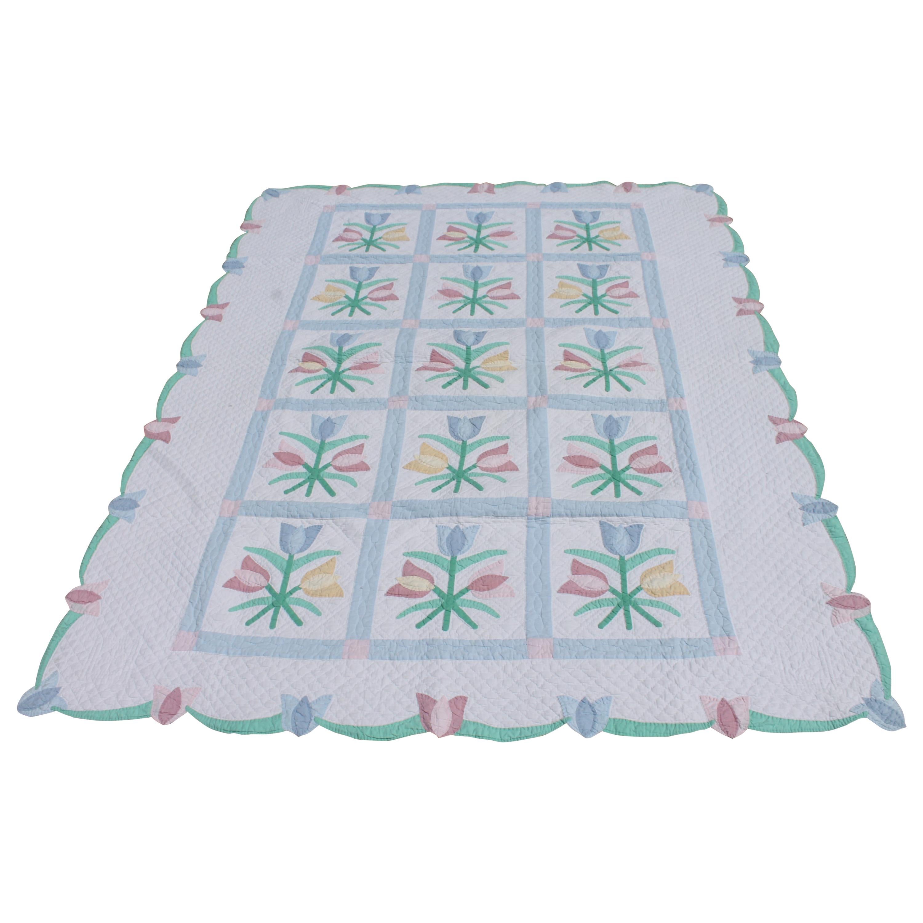 Courtepointe ancienne à motifs floraux pastel, années 1940