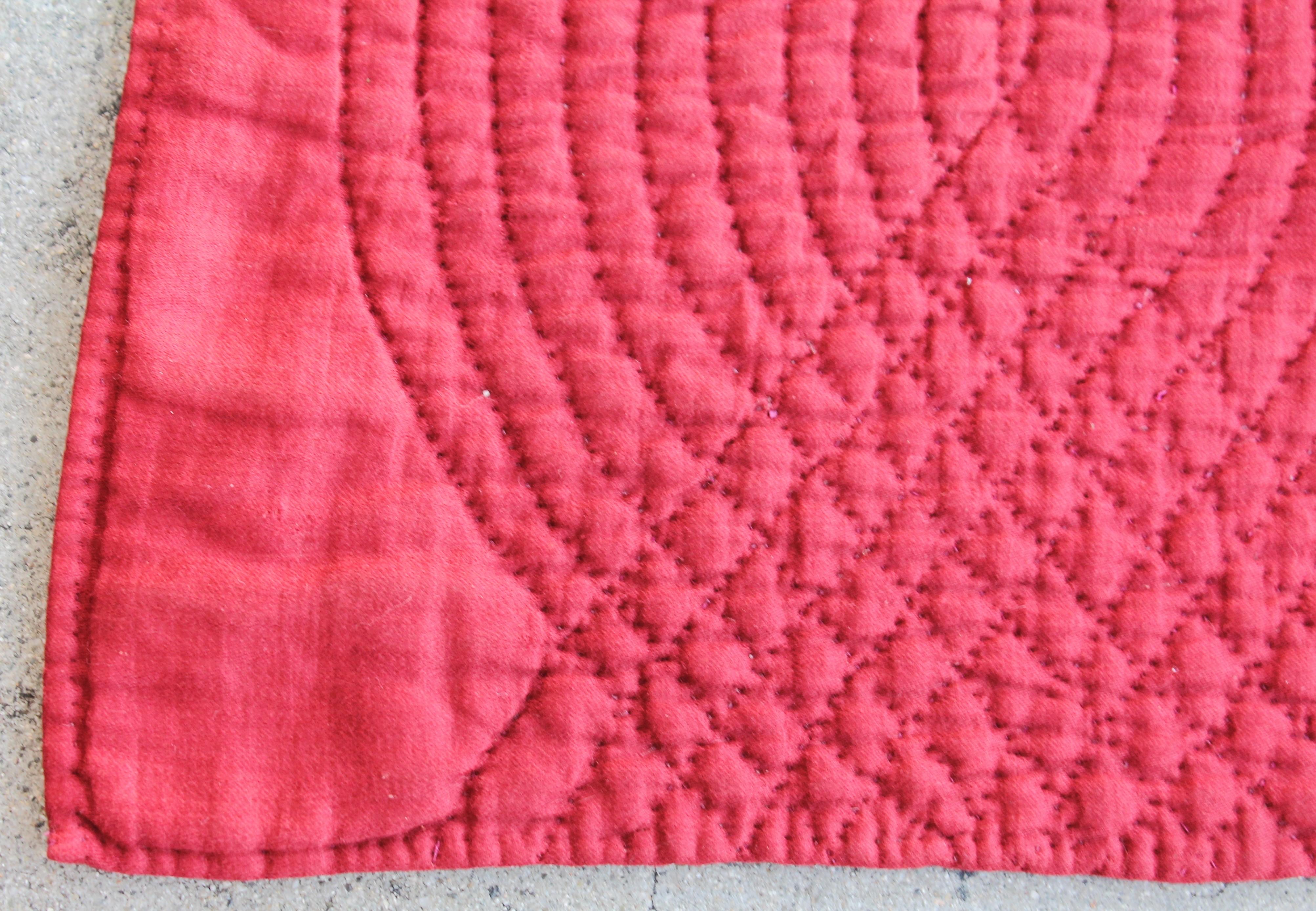 Fait main Courtepointe ancienne, vagues océaniques du XIXe siècle avec fond rouille en vente