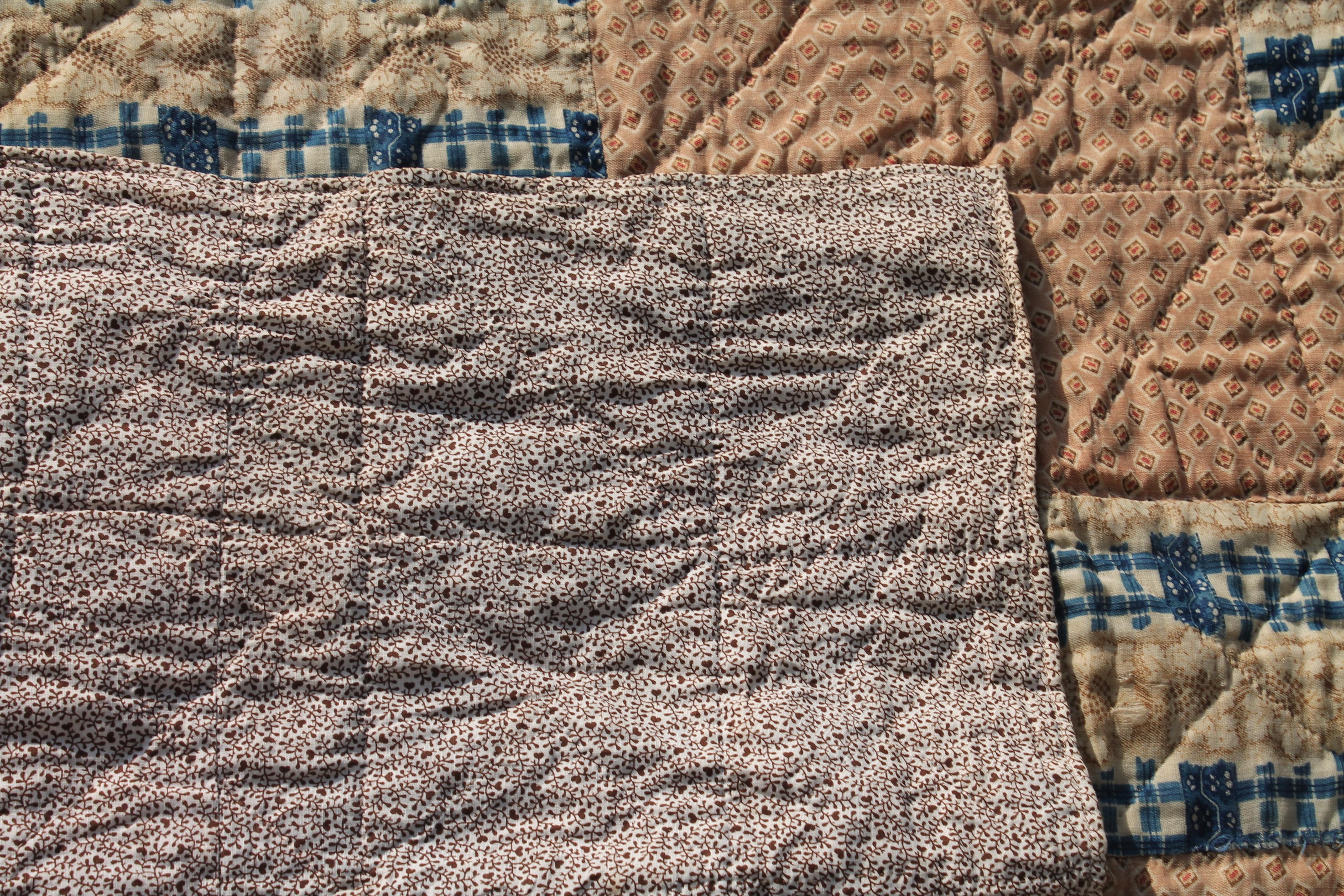 Dieser geometrische Quilt aus feiner Wolle und Baumwolle hat einen Stoff mit Walzenblockdruck. Die Rückseite ist aus einem bedruckten braunen Kattunstoff. Der Zustand ist sehr gut.