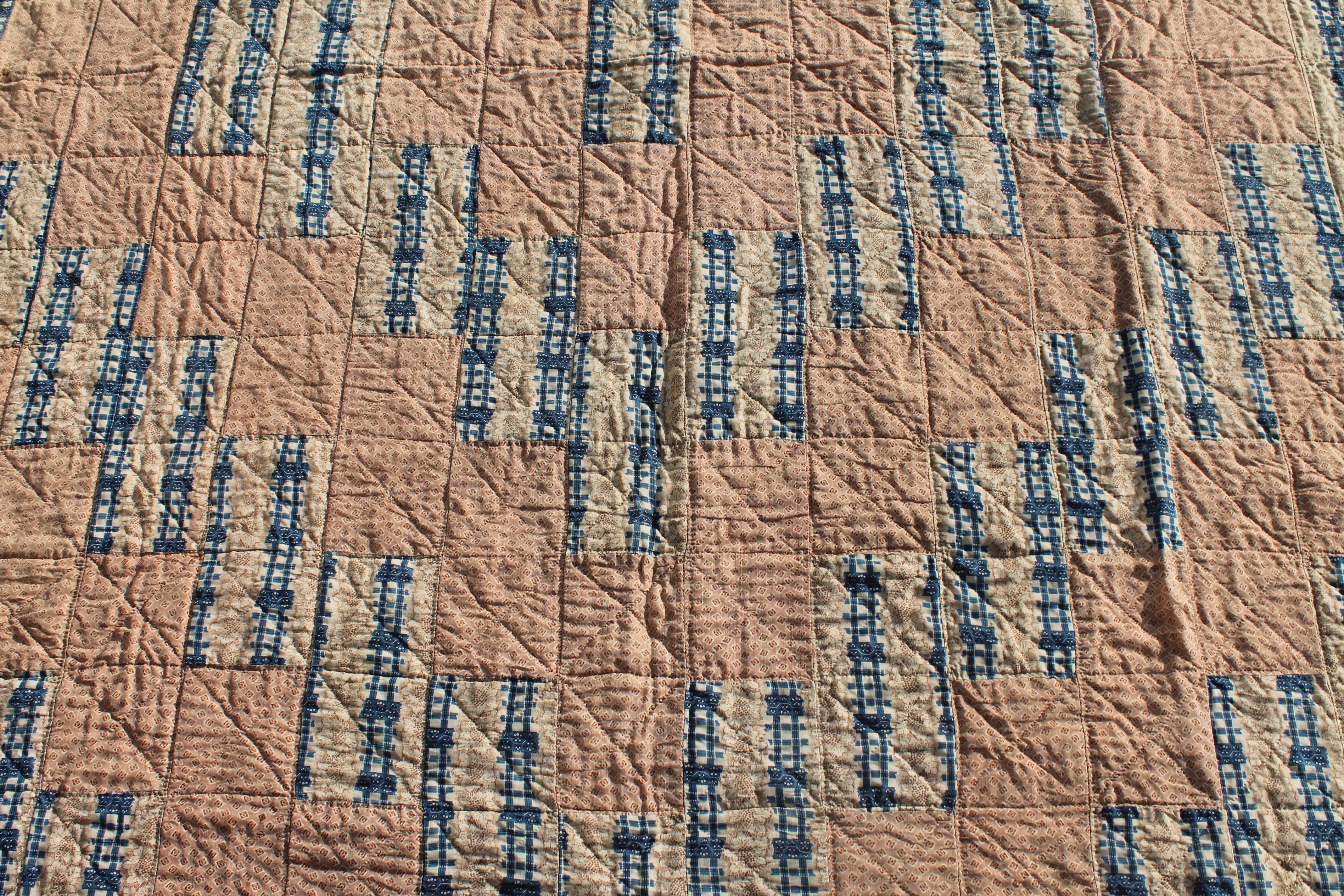 Antike Steppdecke aus Wolle mit Calico-Rückseite aus Baumwolle (Land) im Angebot