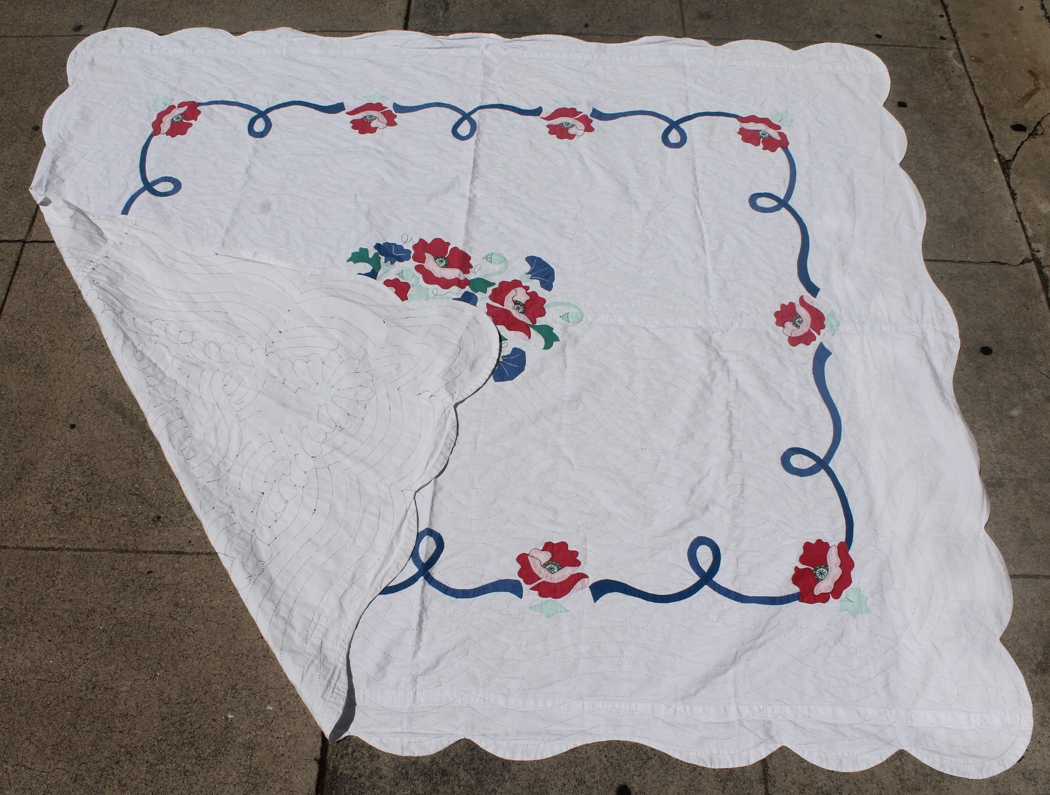 This midcentury hand sewn summer applique quilt is in great condition with a scalloped border. The condition is very good.


 