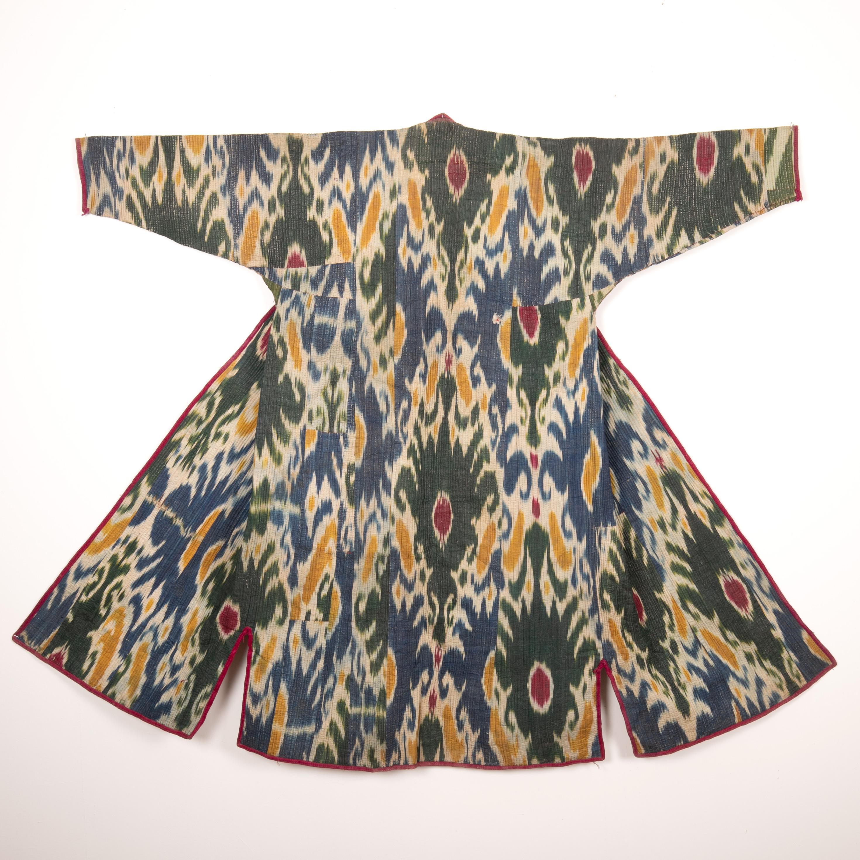 Los ikats muy acolchados parecen ser un estilo exclusivo del distrito de Khorazm, en Uzbekistán. Se trata de una muestra poco frecuente de la zona.
Finales del s. X
