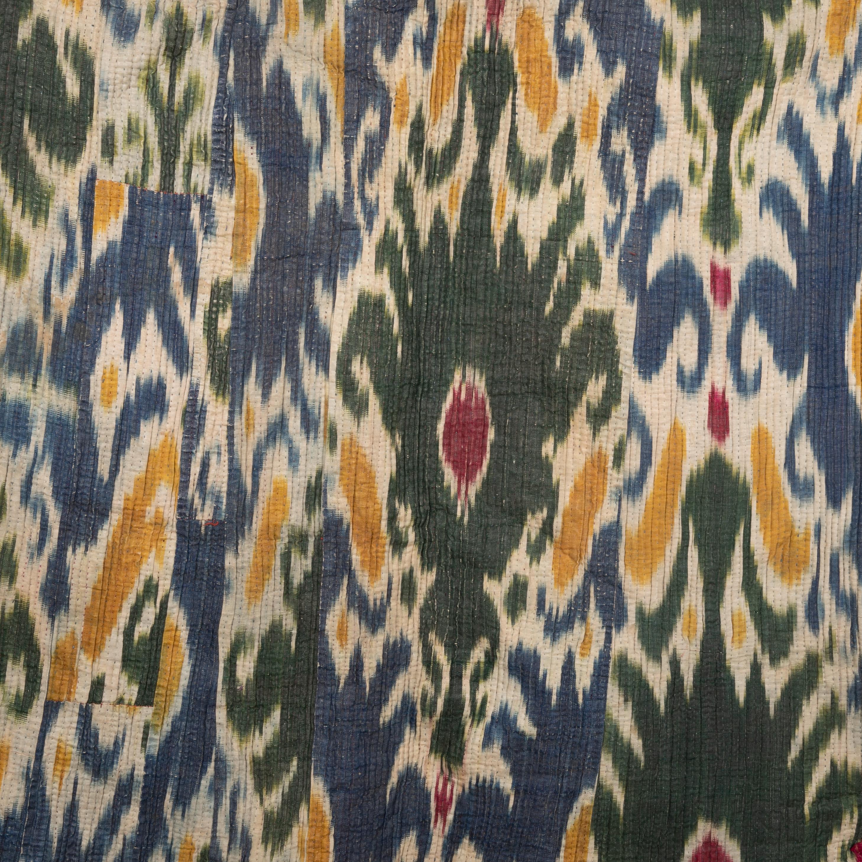 Antiguo chapán acolchado de ikat de Khorazm, Uzbekistán, finales del siglo XIX Ikat en venta