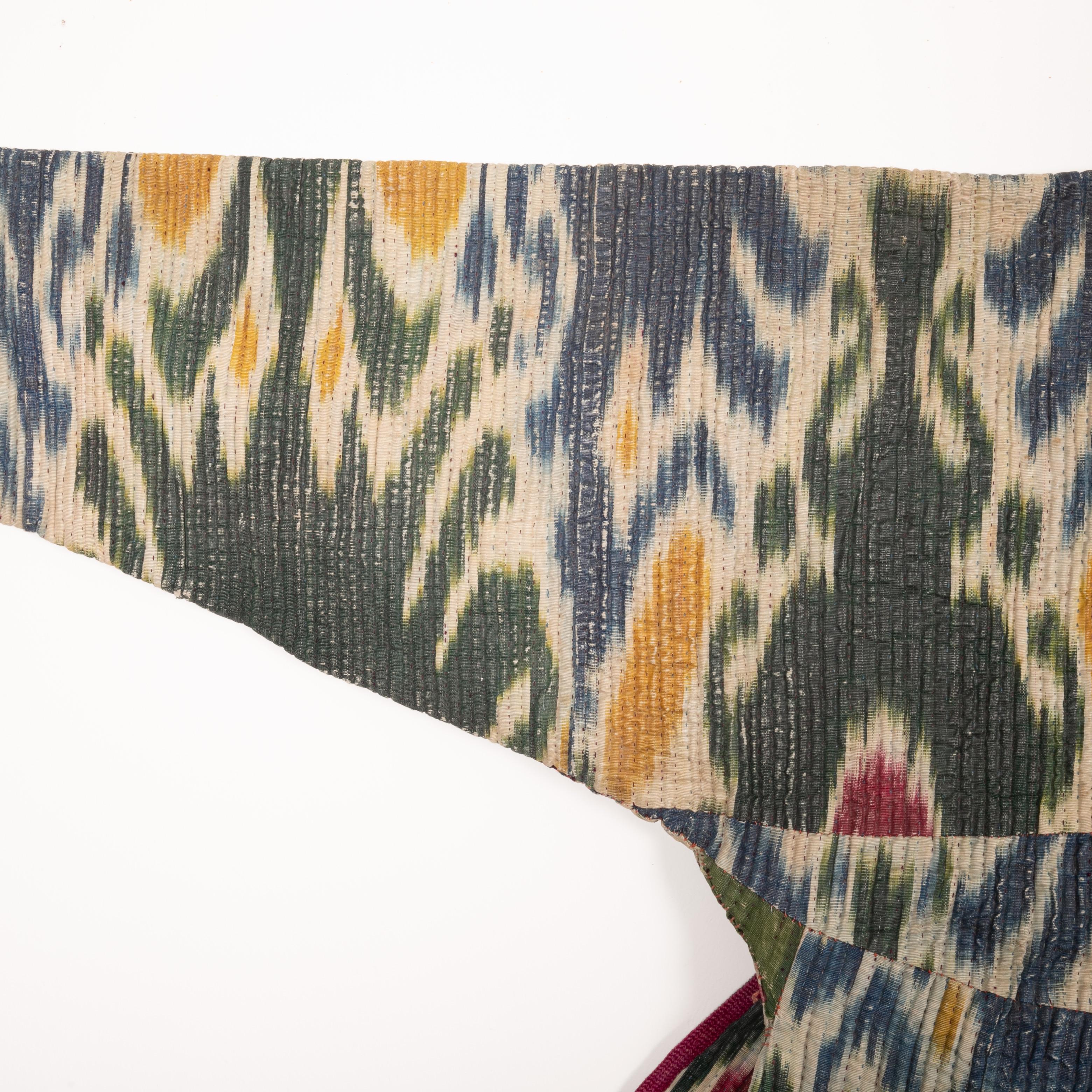 Antiguo chapán acolchado de ikat de Khorazm, Uzbekistán, finales del siglo XIX Seda en venta