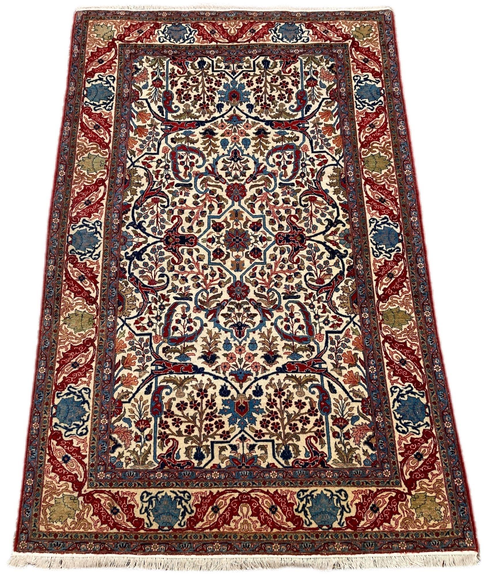 Ein sehr dekorativer antiker Qum-Teppich, handgewebt um 1910 mit einem eleganten, ganzflächigen Garrous-Muster auf einem elfenbeinfarbenen Feld. Fein gewebt mit schöner Wollqualität und tollen Sekundärfarben in Terrakotta, Grün- und