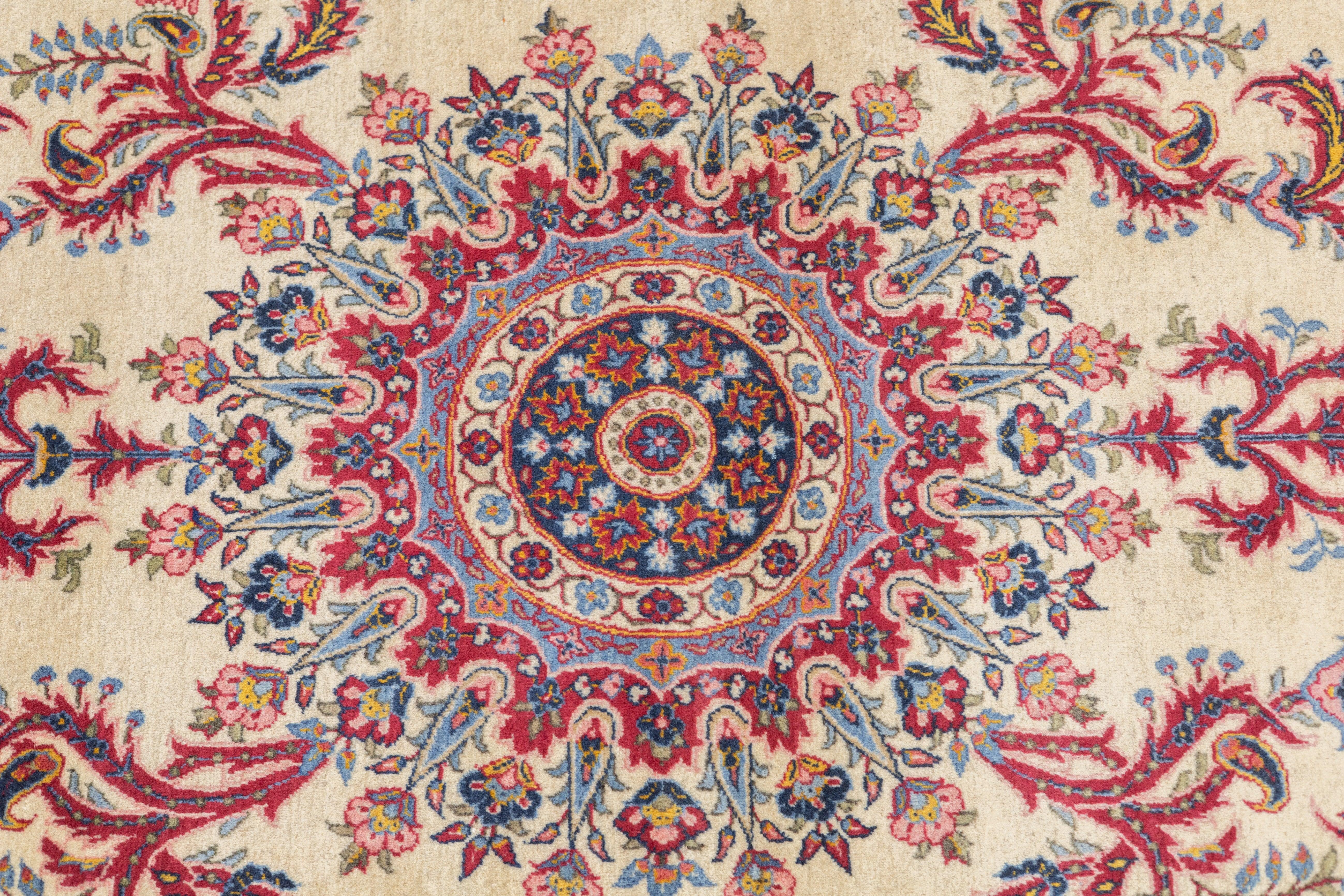 Antiker Qum-Teppich 4'5'' x 7'1'' im Angebot 5