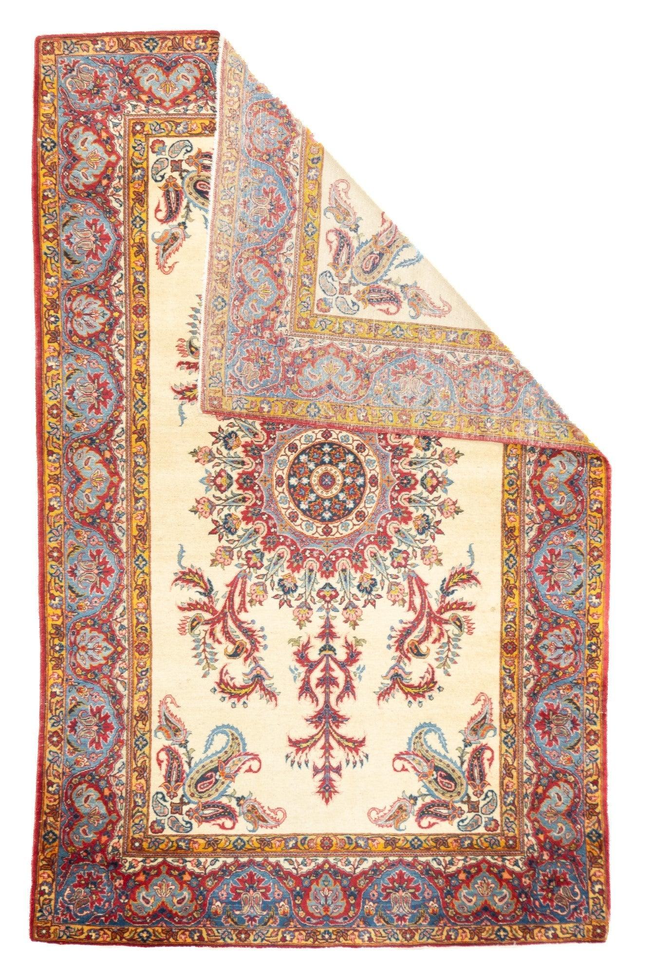 Antiker Qum-Teppich 4'5'' x 7'1''. Feine bis sehr fein gewebte Teppiche aus Seide und Wolle, meist Streuteppiche, aus der zentralpersischen Religionshauptstadt. Die Industrie begann in den 1930er Jahren. Kurvilineare Zeichnung, Medaillon,