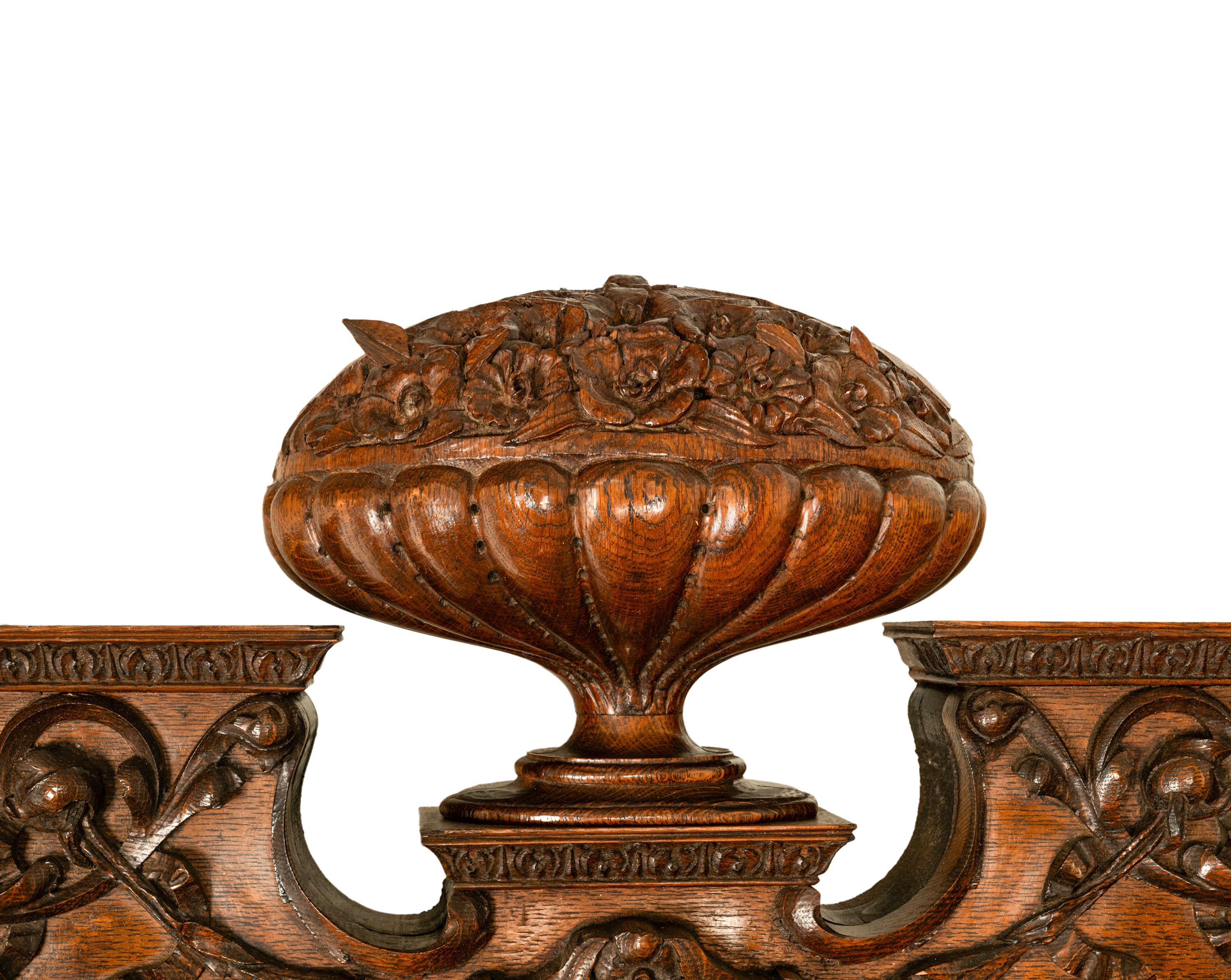 Antike R.J. Horner & Co. Monumental geschnitzte Oak Figural Griffins Hall Bank 1890 im Angebot 3