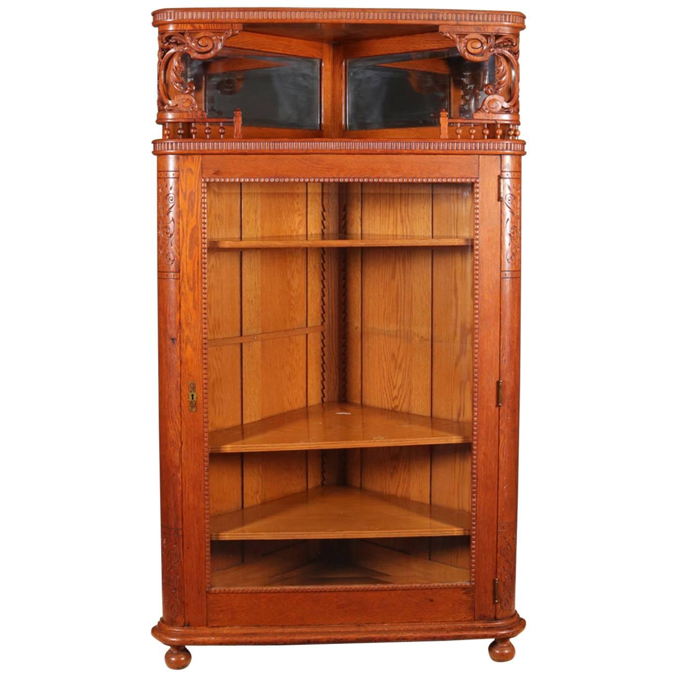 Ancienne armoire d'angle en chêne de l'école R. J. Horner, profondément sculptée, en forme de bâton et de boule en vente