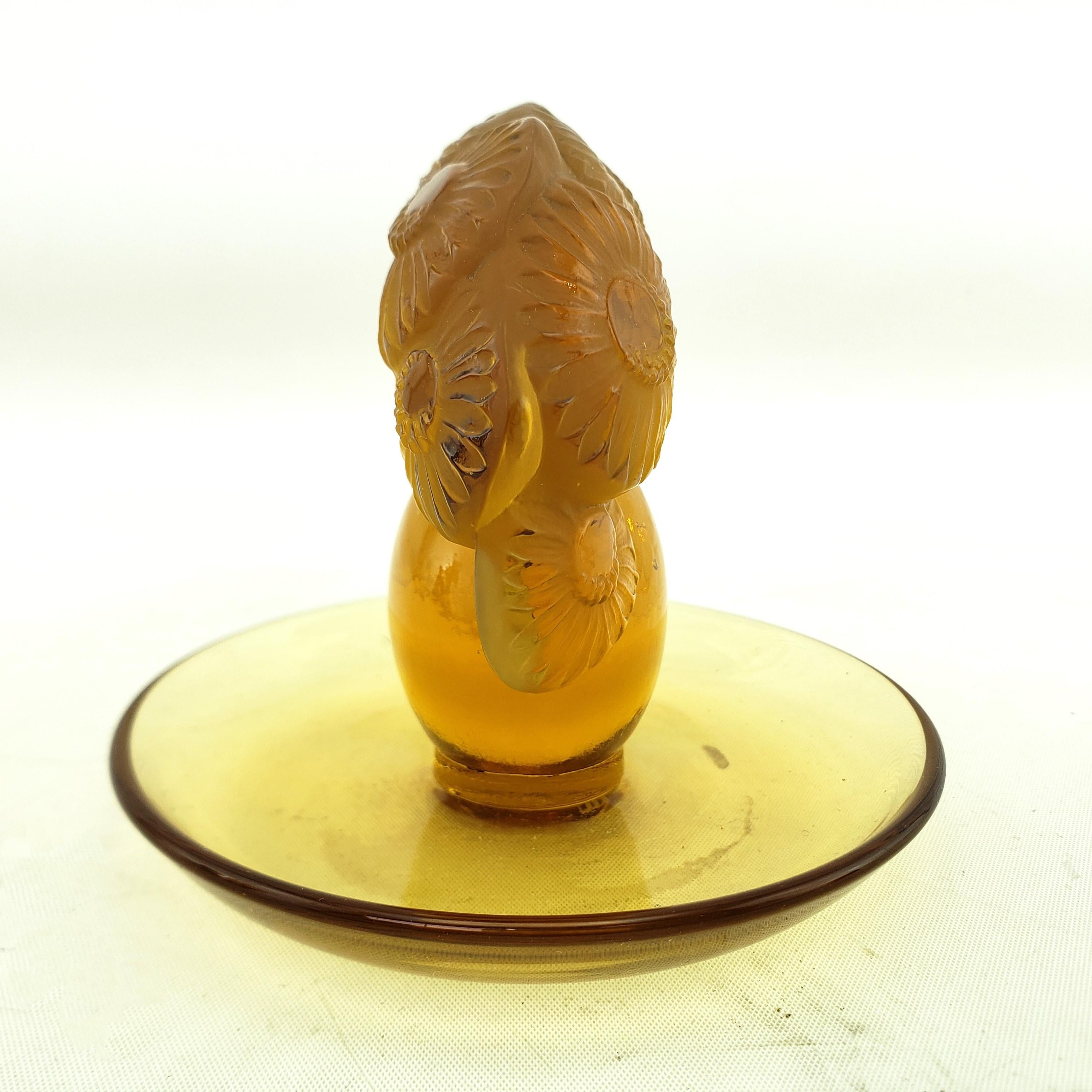 Antike R. Lalique Honey Bernstein Pin Dish oder Vide Poche mit Blumenstrauß im Zustand „Gut“ im Angebot in Hamilton, Ontario