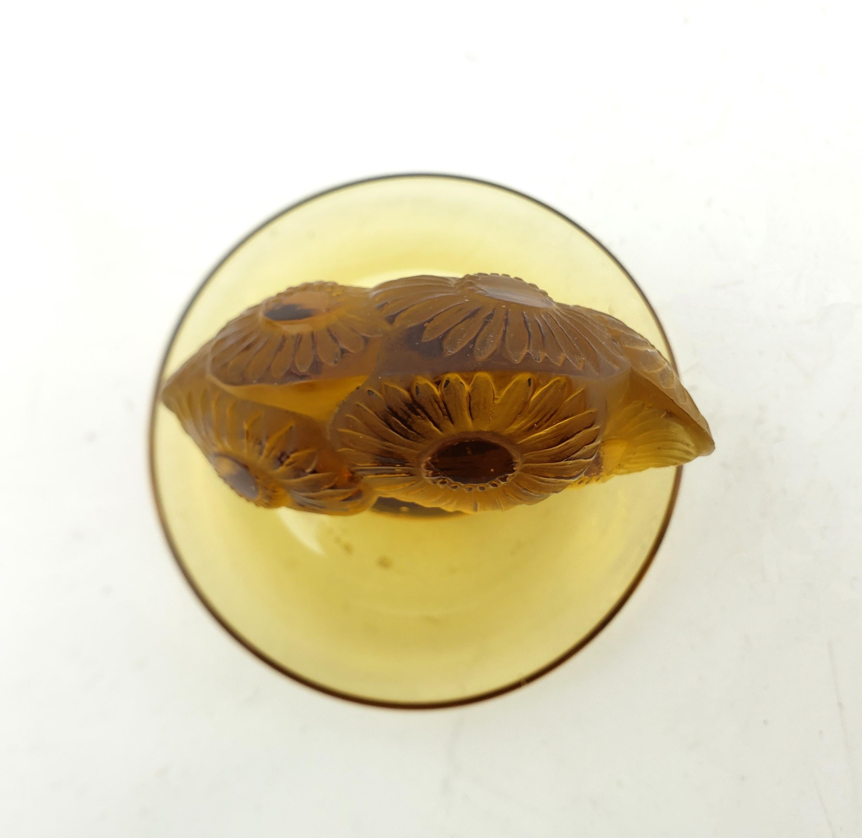 Antike R. Lalique Honey Bernstein Pin Dish oder Vide Poche mit Blumenstrauß (20. Jahrhundert) im Angebot