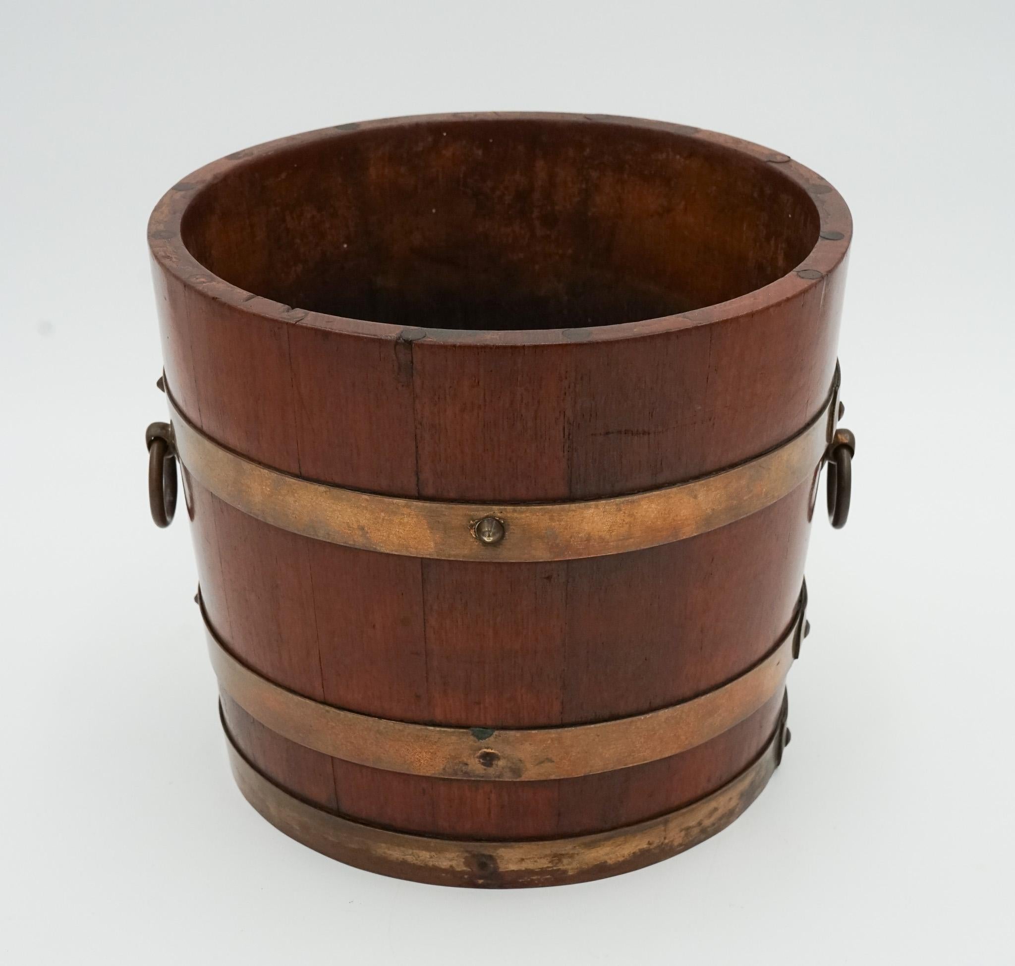 Antigüedades de Londres



Estamos encantados de poner a la venta este precioso cubo antiguo R.A Lister & Co de roble con tirantes de latón.

Por favor, examine detenidamente las fotos para ver el estado antes de comprar, ya que forman parte de la