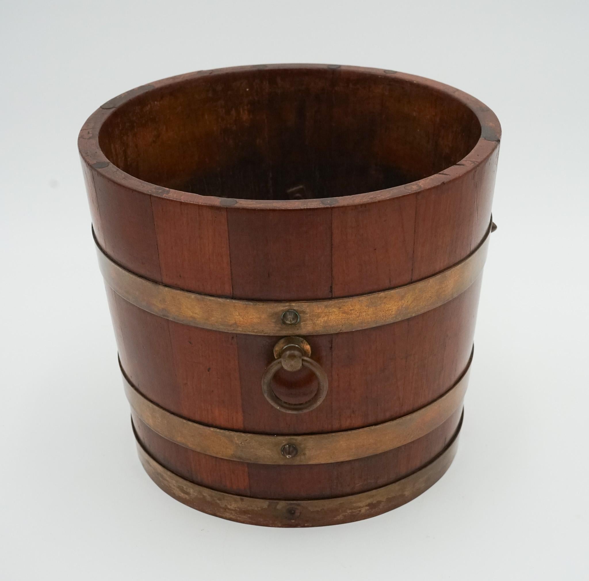 R.A. ANTIGUO LISTER & CO CUBO DE ROBLE LATONADO PATiNA DESlumbrante Británico en venta