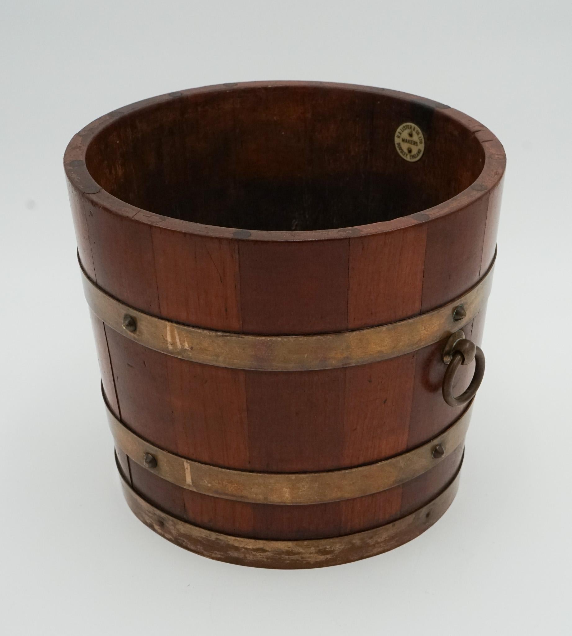 R.A. ANTIGUO LISTER & CO CUBO DE ROBLE LATONADO PATiNA DESlumbrante siglo XX en venta