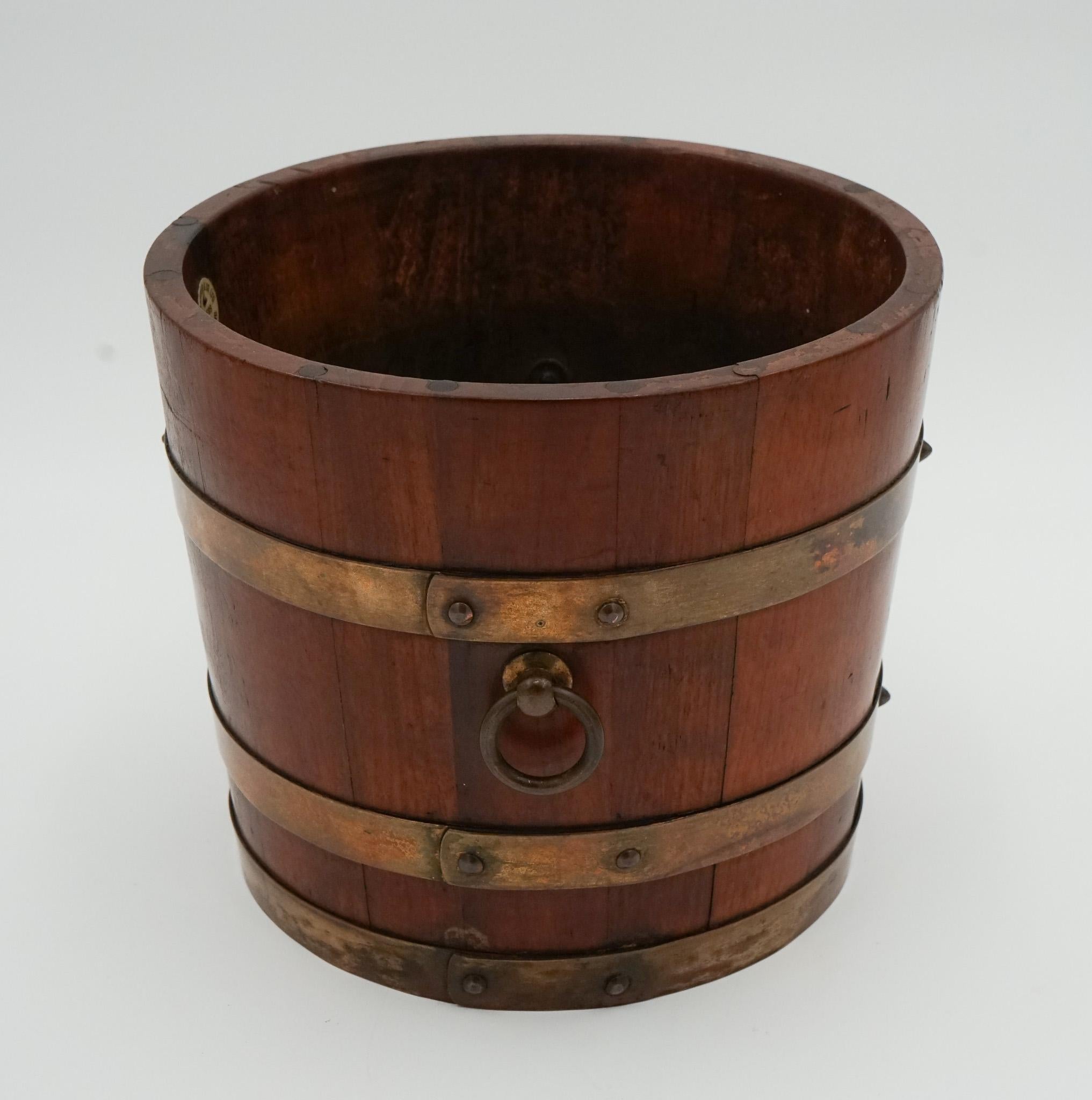 R.A. ANTIGUO LISTER & CO CUBO DE ROBLE LATONADO PATiNA DESlumbrante Latón en venta