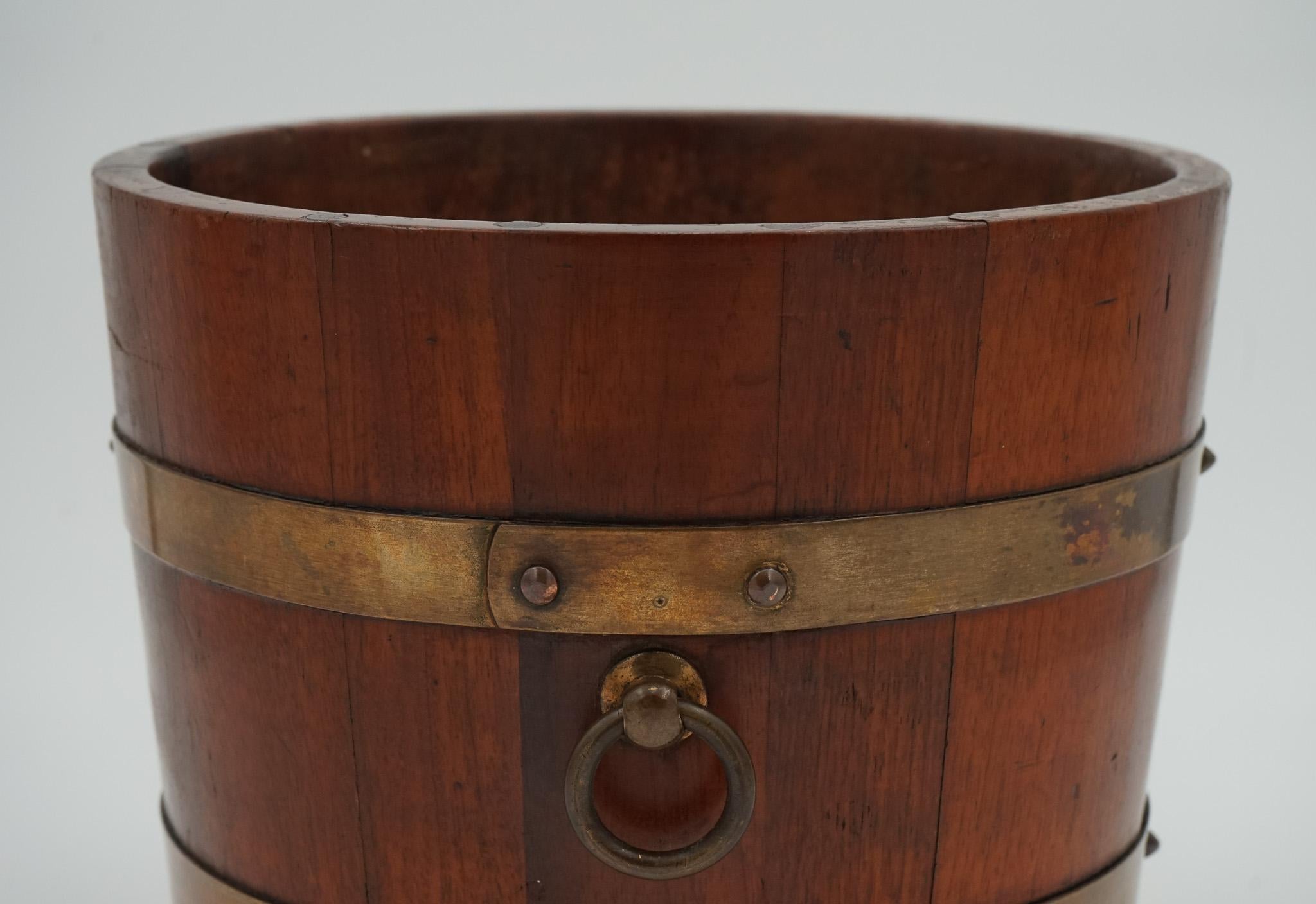 R.A. ANTIGUO LISTER & CO CUBO DE ROBLE LATONADO PATiNA DESlumbrante en venta 1