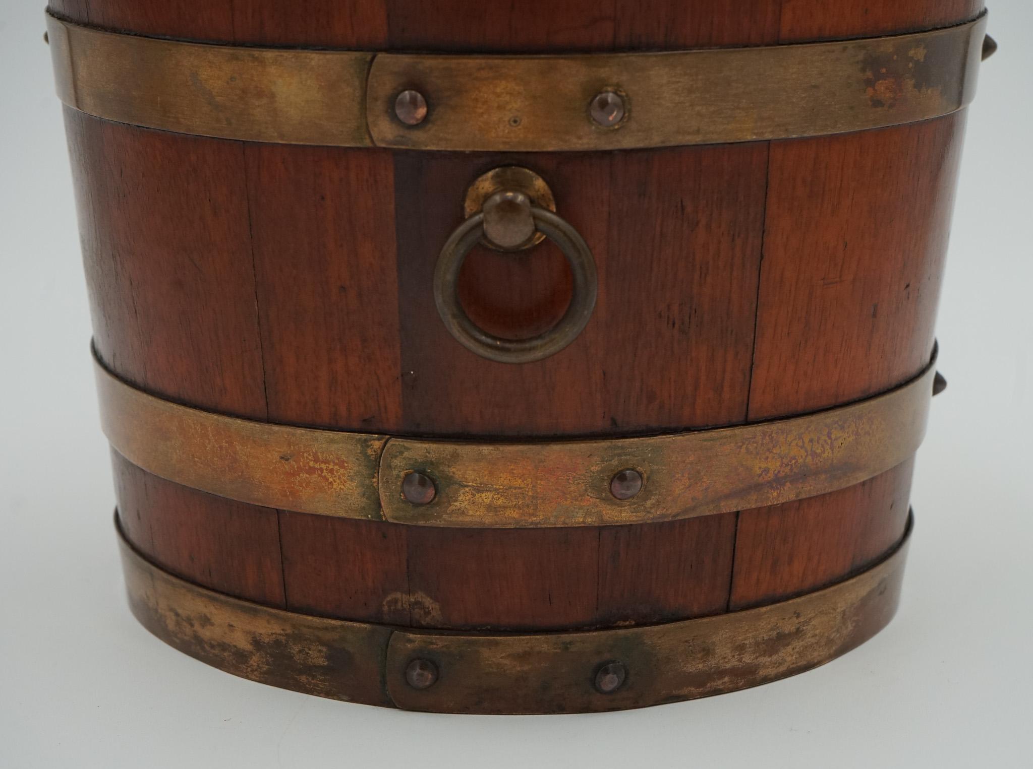 R.A. ANTIGUO LISTER & CO CUBO DE ROBLE LATONADO PATiNA DESlumbrante en venta 2